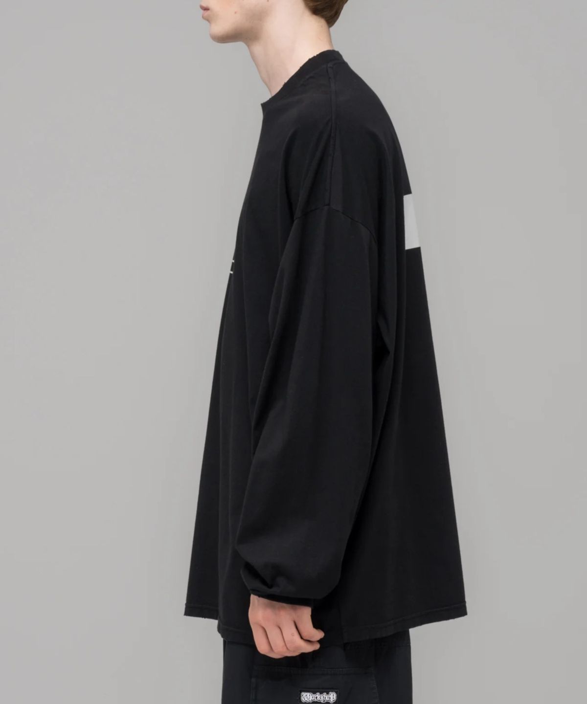 032씨(032C) (U) 페인팅 크로스 오버사이즈드 롱슬리브 워시드 블랙 FAINTING CROSS OVERSIZED LONGSLEEVE WASHED BLACK