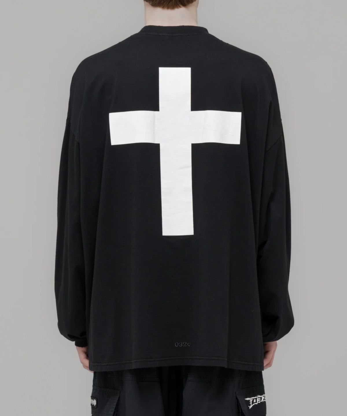 032씨(032C) (U) 페인팅 크로스 오버사이즈드 롱슬리브 워시드 블랙 FAINTING CROSS OVERSIZED LONGSLEEVE WASHED BLACK