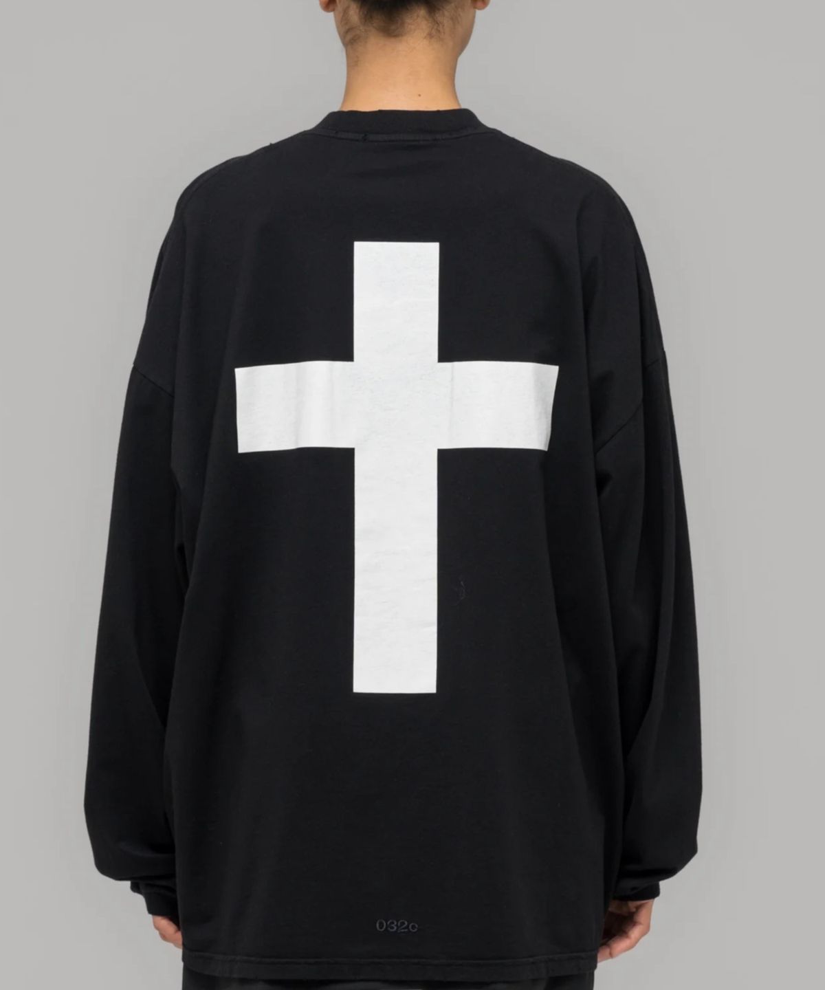 032씨(032C) (U) 페인팅 크로스 오버사이즈드 롱슬리브 워시드 블랙 FAINTING CROSS OVERSIZED LONGSLEEVE WASHED BLACK