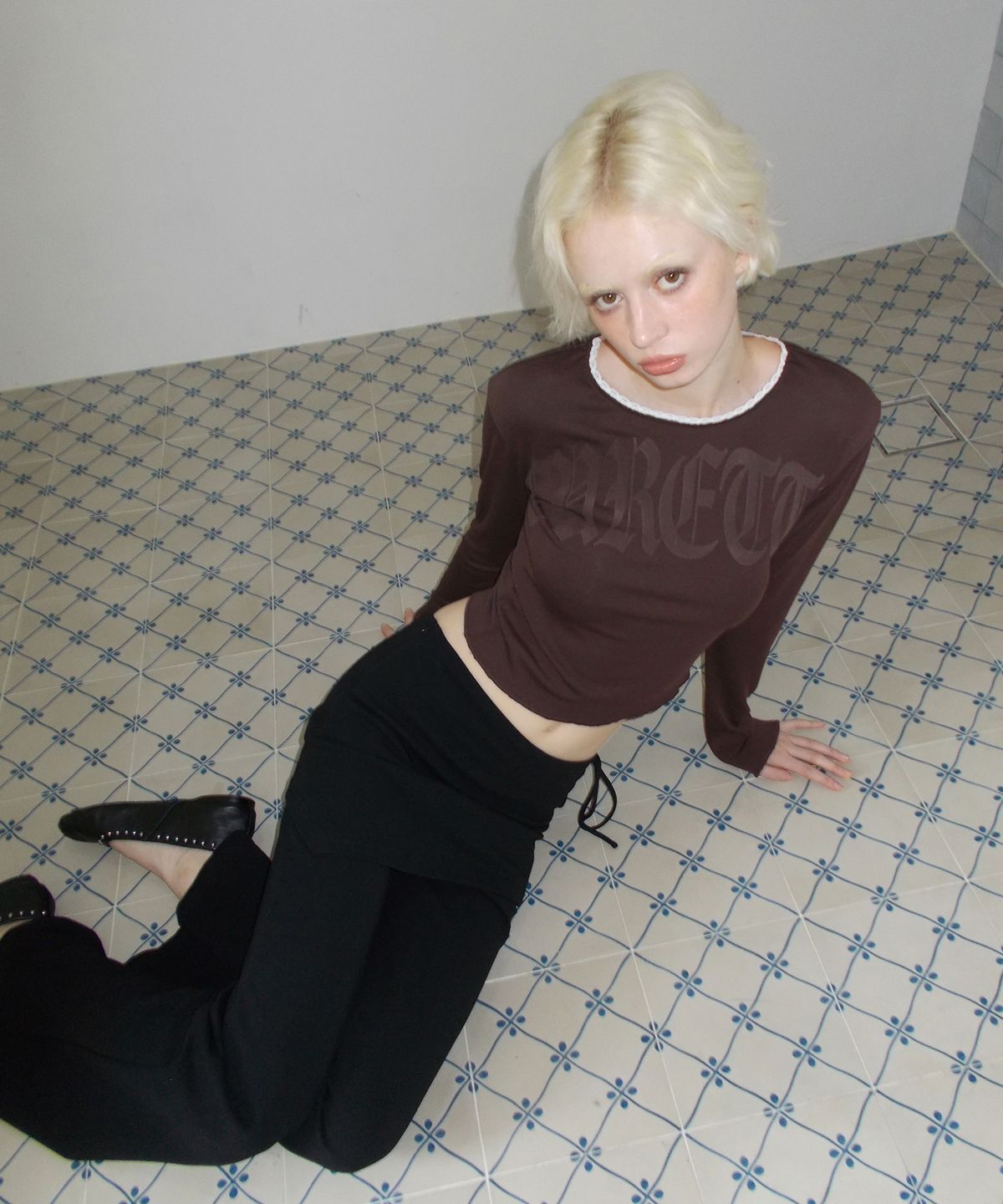 큐리티(CURETTY) C LACE NECK LOGO T-SHIRT_BROWN
