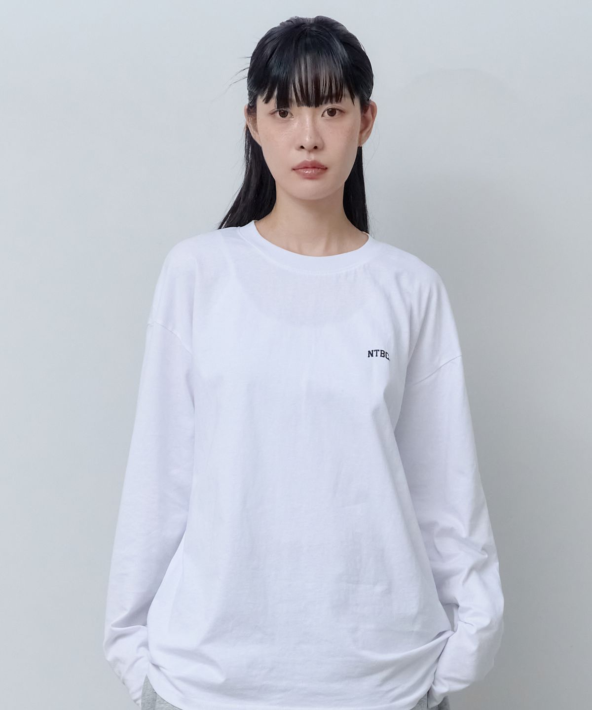 엔티비씨(NTBC) 스몰 로고 베이직 롱 슬리브 티셔츠 (화이트)