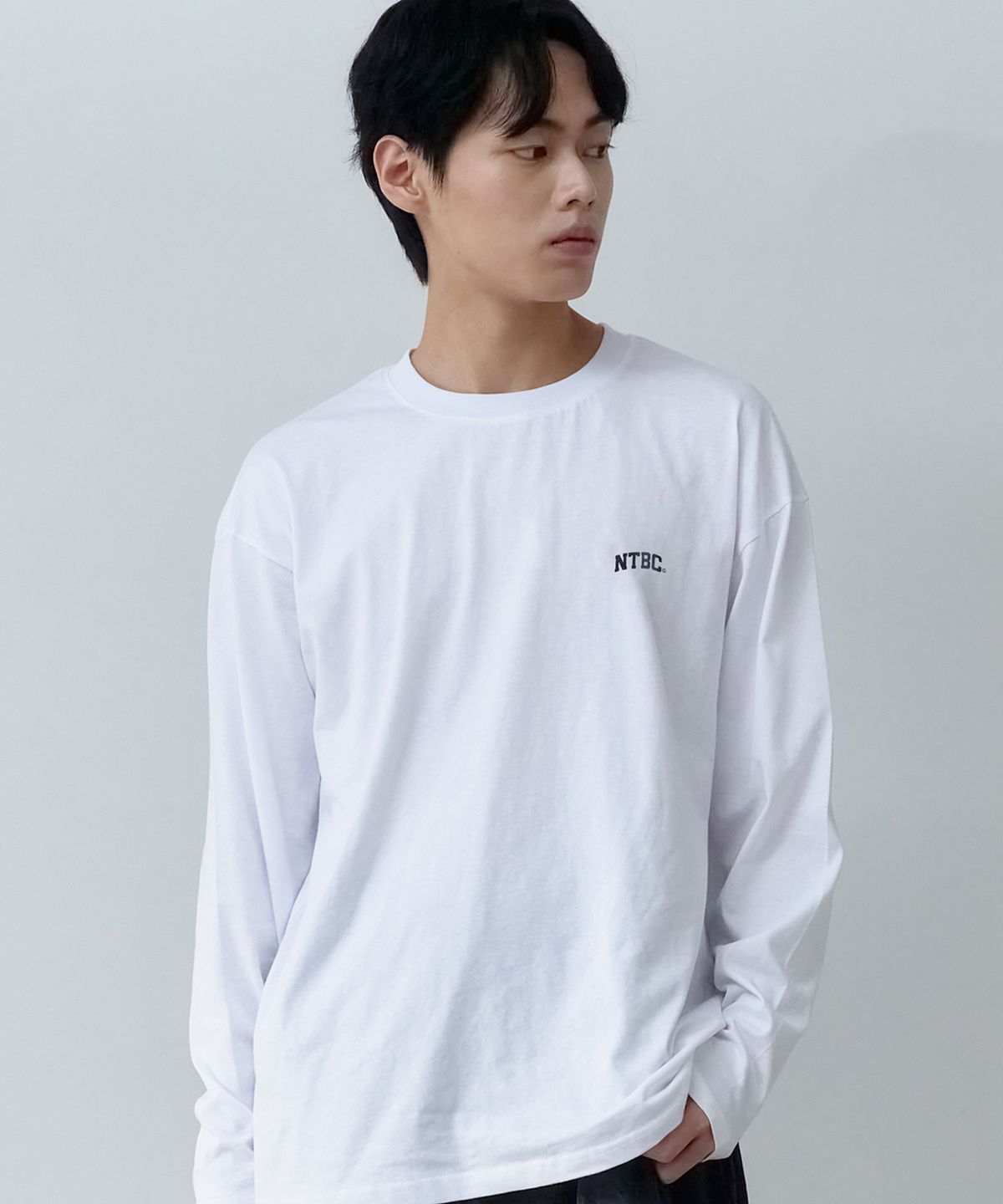 엔티비씨(NTBC) 스몰 로고 베이직 롱 슬리브 티셔츠 (화이트)