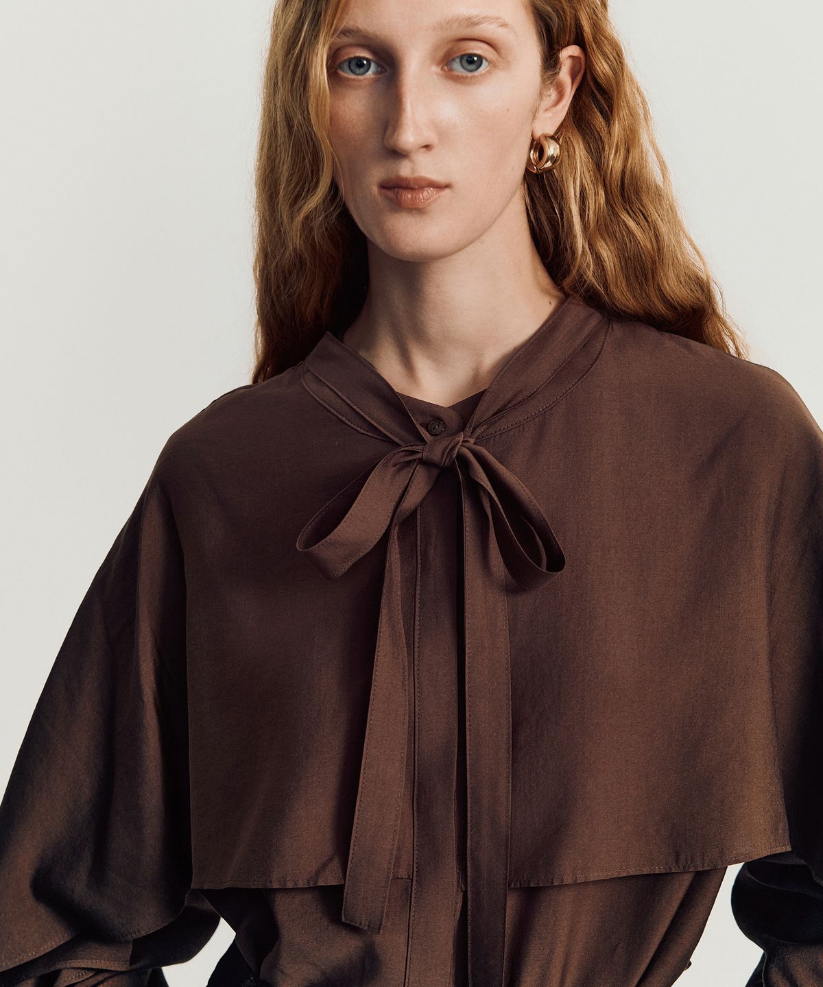 메이버유(MAYVERU) Nadi Cape Blouse _ Brown