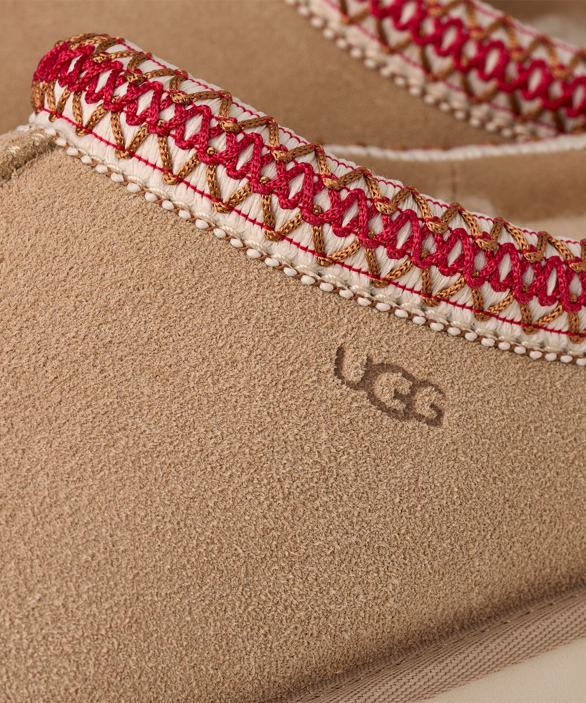 어그(UGG) [WOMEN] 시그니처 스웨이드 타스만 슬리퍼 (타스만 II) - 샌드:다크 체리 / 1174470-SDDR