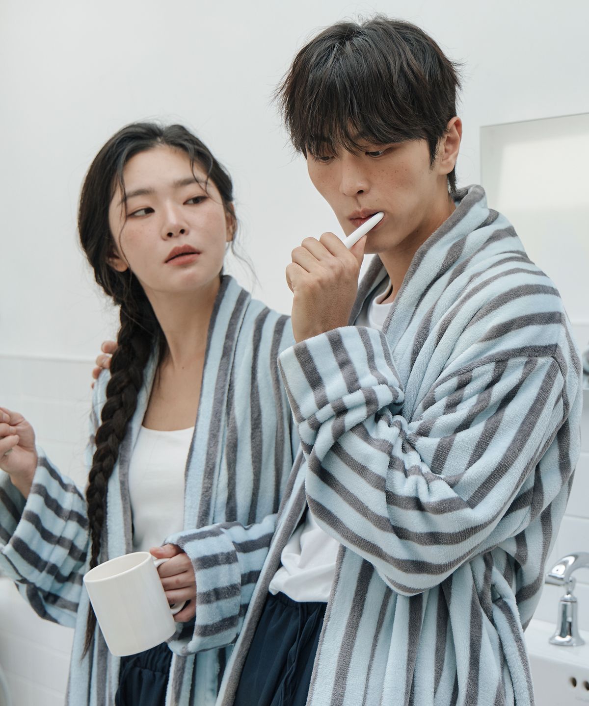 오프아워(OFFHOUR) 그레이슈 스트라이프 로브