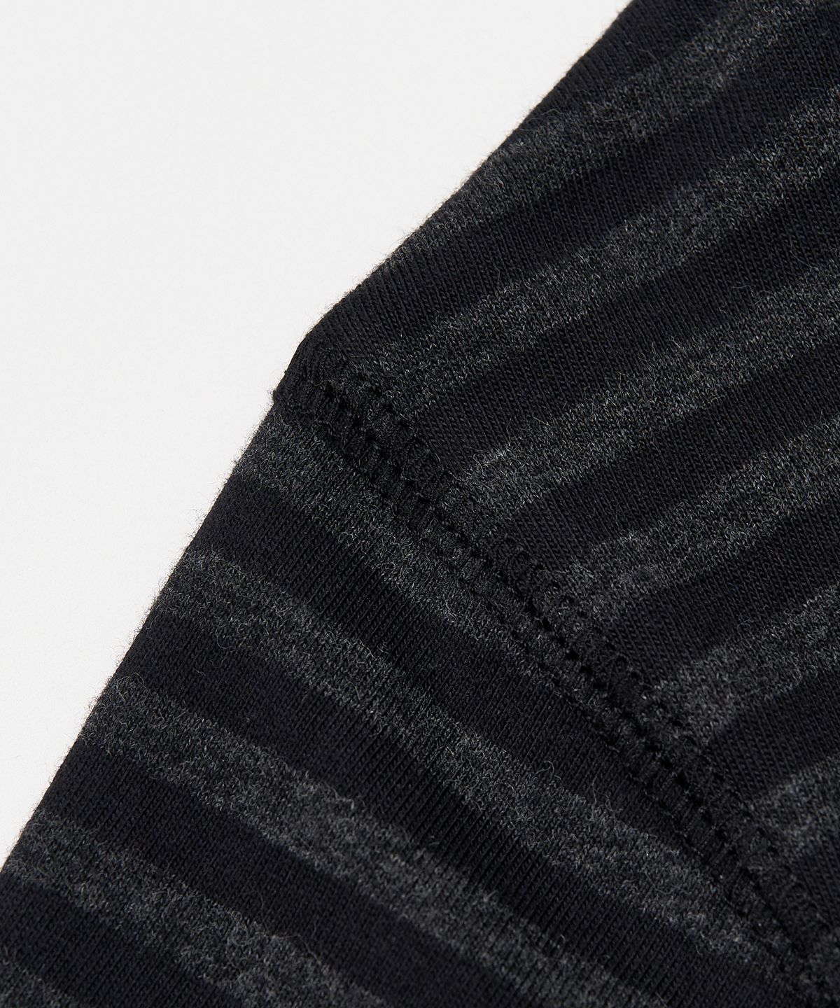 토피(TOFFEE) 페이드 스트라이프 롱 슬리브 (BLACK)