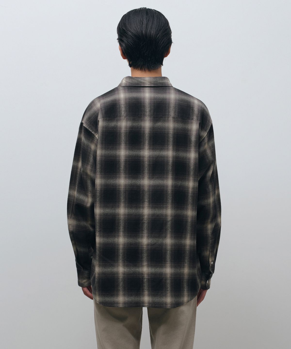 무신사 스탠다드(MUSINSA STANDARD) 릴렉스드 플란넬 옴브레 체크 셔츠 [블랙/아이보리]