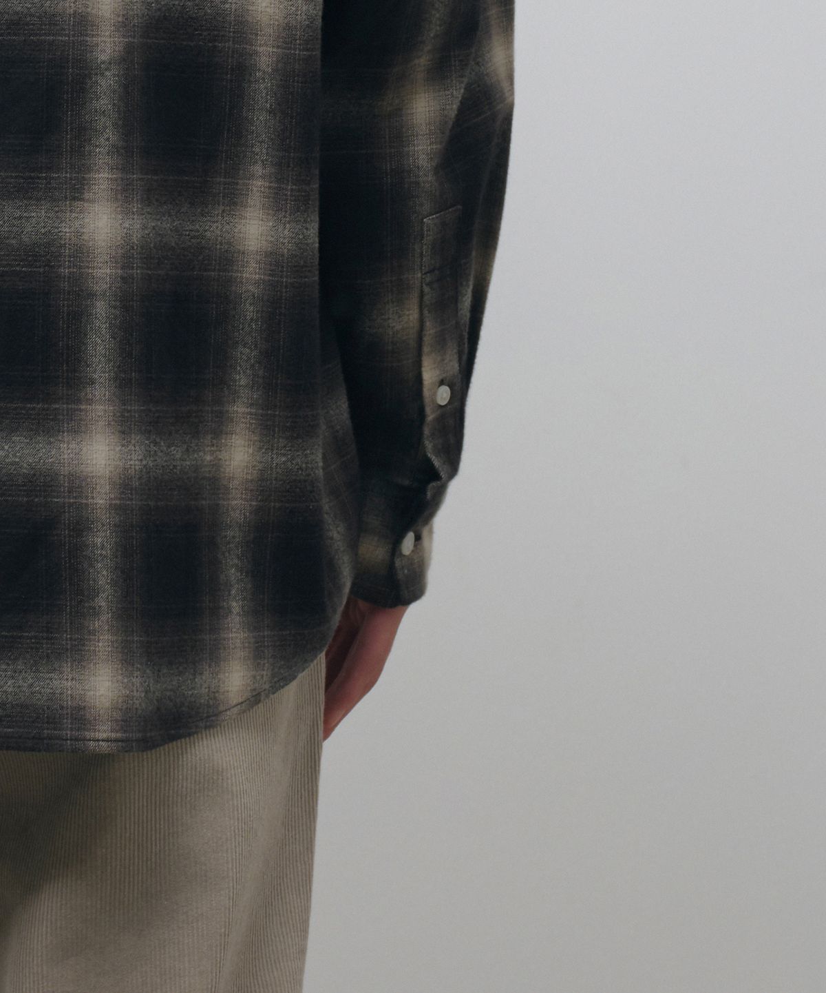 무신사 스탠다드(MUSINSA STANDARD) 릴렉스드 플란넬 옴브레 체크 셔츠 [블랙/아이보리]