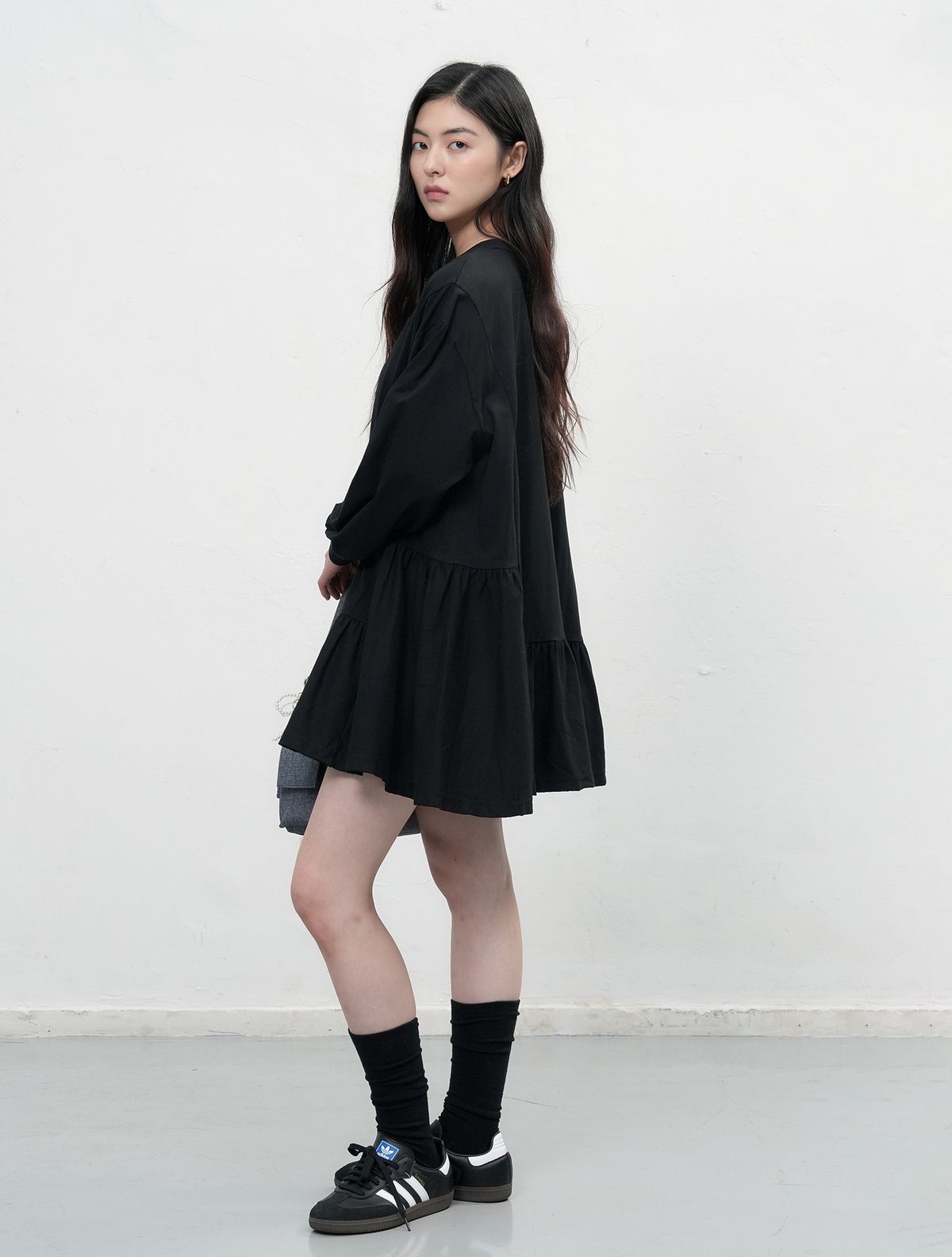 제너럴아이디어(GENERALIDEA) 루즈핏 러플 져지 원피스 [BLACK] / WBE3L15502