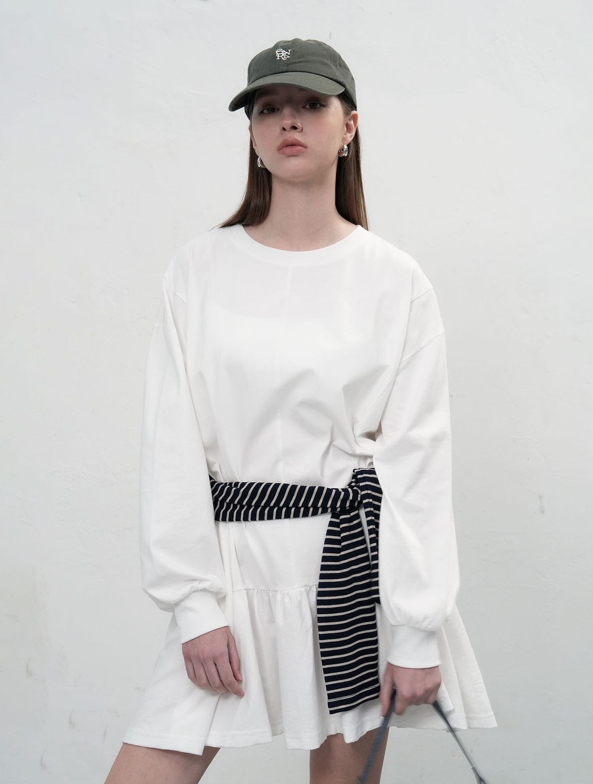 제너럴아이디어(GENERALIDEA) 루즈핏 러플 져지 원피스 [WHITE] / WBE3L15502