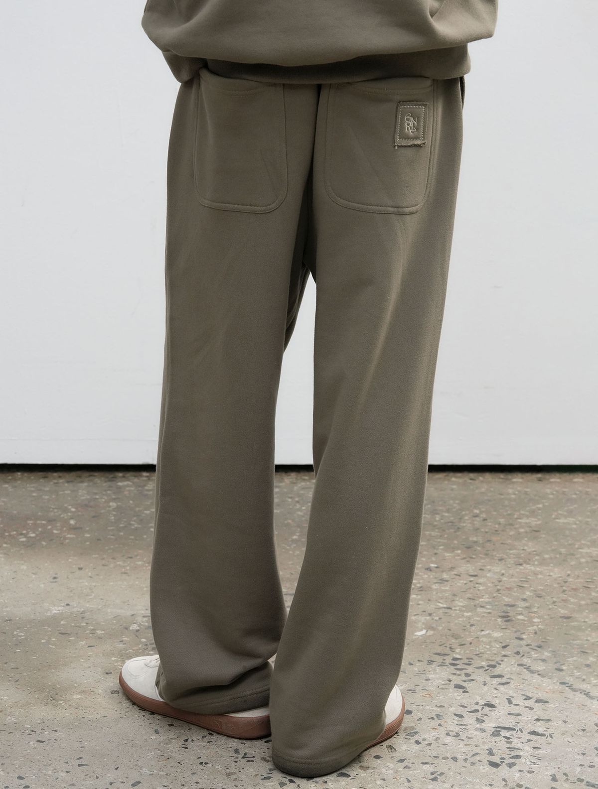 제너럴아이디어(GENERALIDEA) UNISEX 코튼 로고 와이드 밴딩 팬츠 [KHAKI] / SBE3U52003