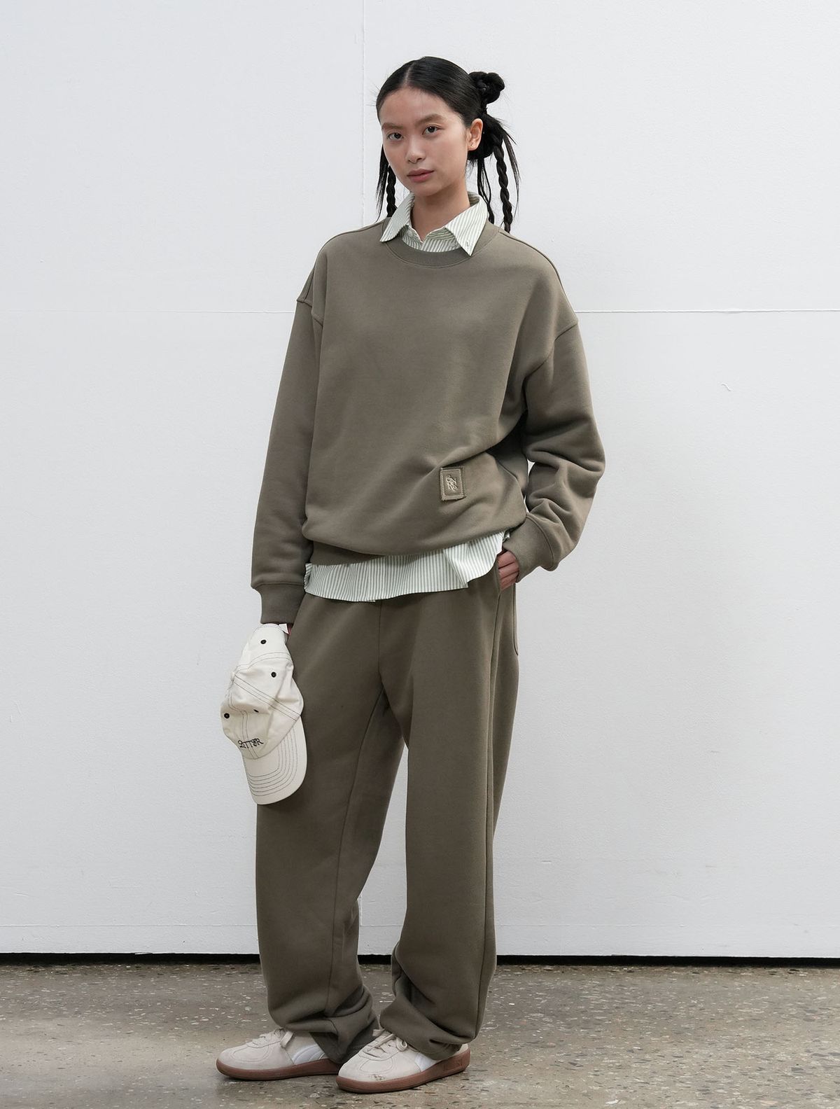 제너럴아이디어(GENERALIDEA) UNISEX 코튼 로고 와이드 밴딩 팬츠 [KHAKI] / SBE3U52003