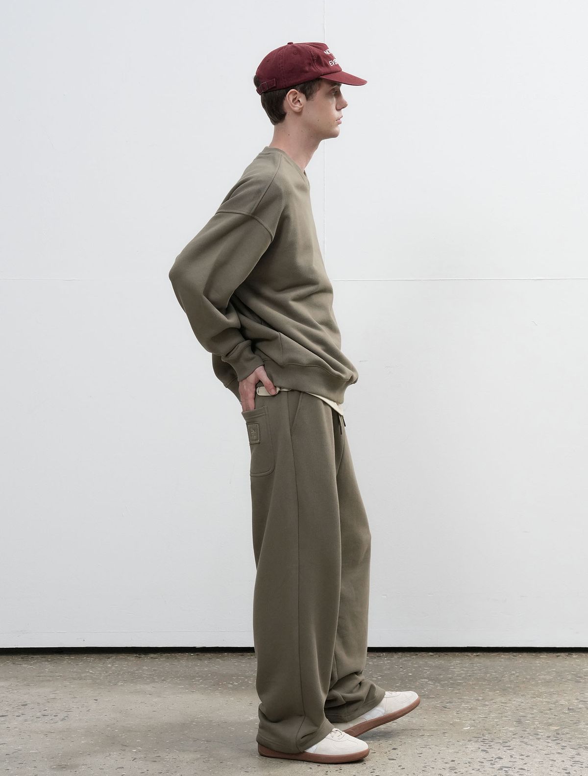 제너럴아이디어(GENERALIDEA) UNISEX 코튼 로고 루즈핏 맨투맨 세트 [KHAKI] / SBE3U51003SET