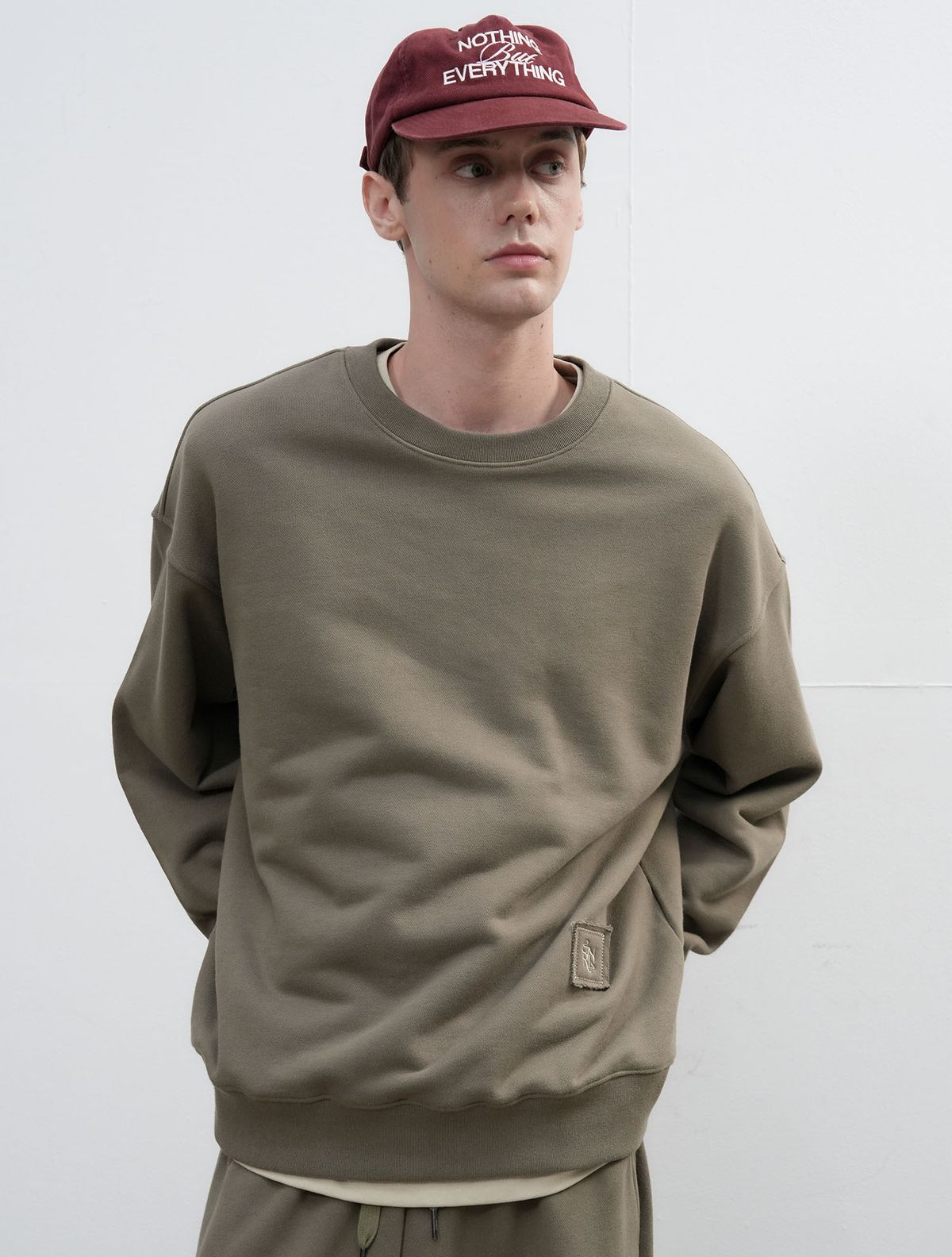 제너럴아이디어(GENERALIDEA) UNISEX 코튼 로고 루즈핏 맨투맨 세트 [KHAKI] / SBE3U51003SET