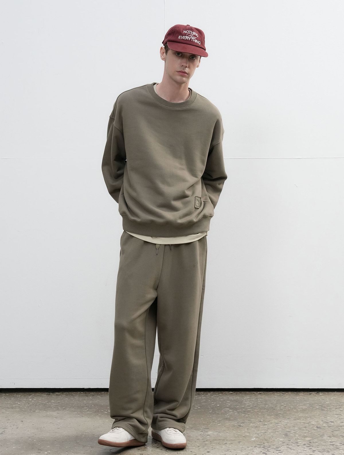 제너럴아이디어(GENERALIDEA) UNISEX 코튼 로고 루즈핏 맨투맨 세트 [KHAKI] / SBE3U51003SET