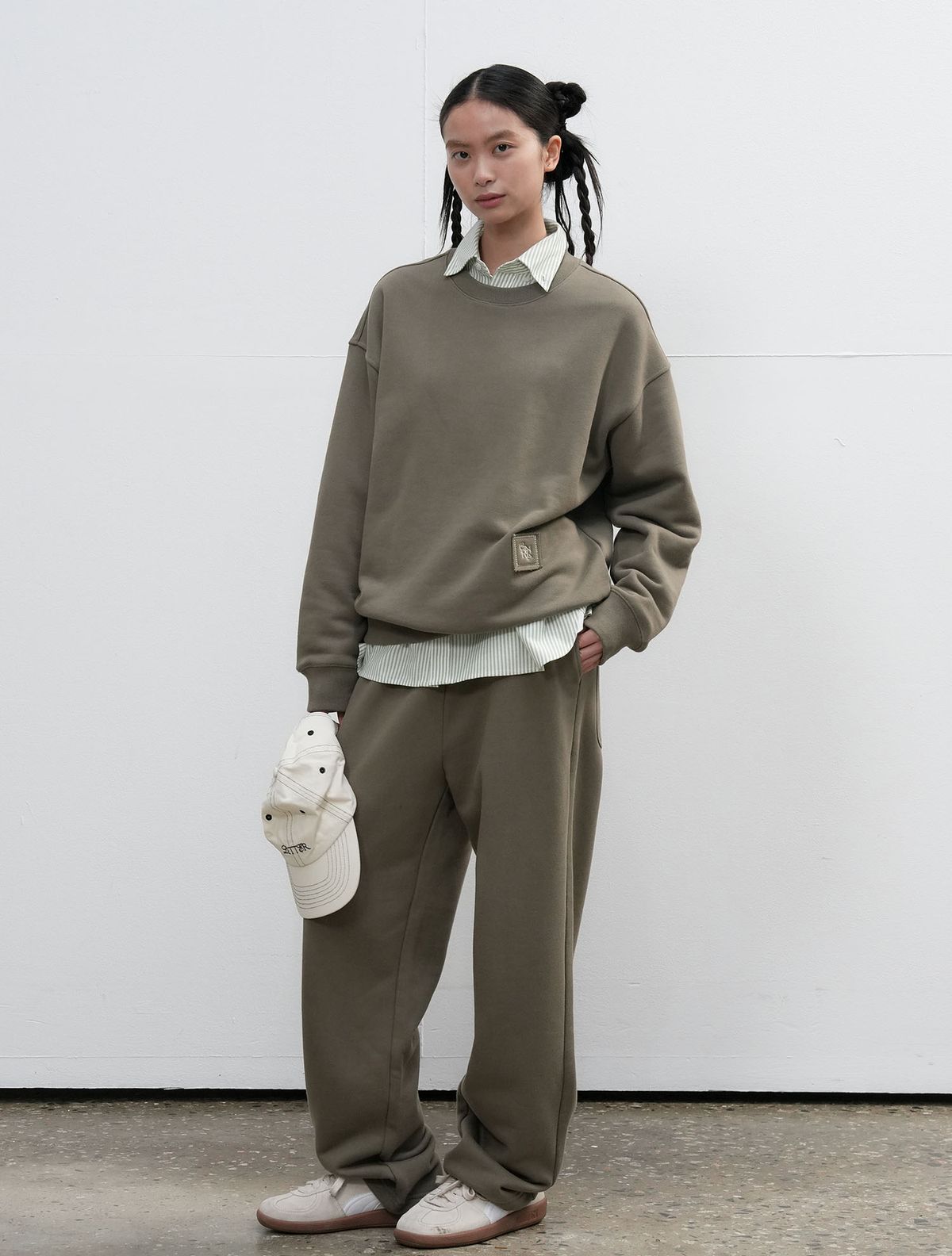 제너럴아이디어(GENERALIDEA) UNISEX 코튼 로고 루즈핏 맨투맨 세트 [KHAKI] / SBE3U51003SET