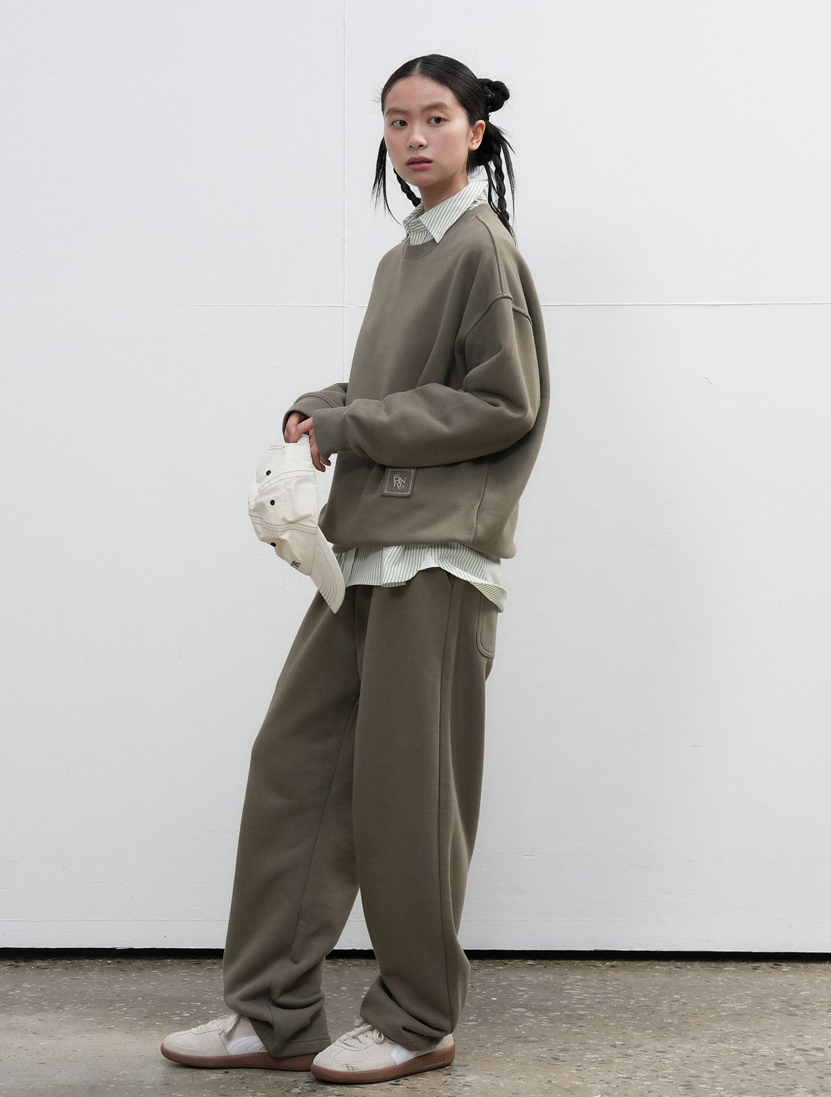 제너럴아이디어(GENERALIDEA) UNISEX 코튼 로고 루즈핏 맨투맨 세트 [KHAKI] / SBE3U51003SET