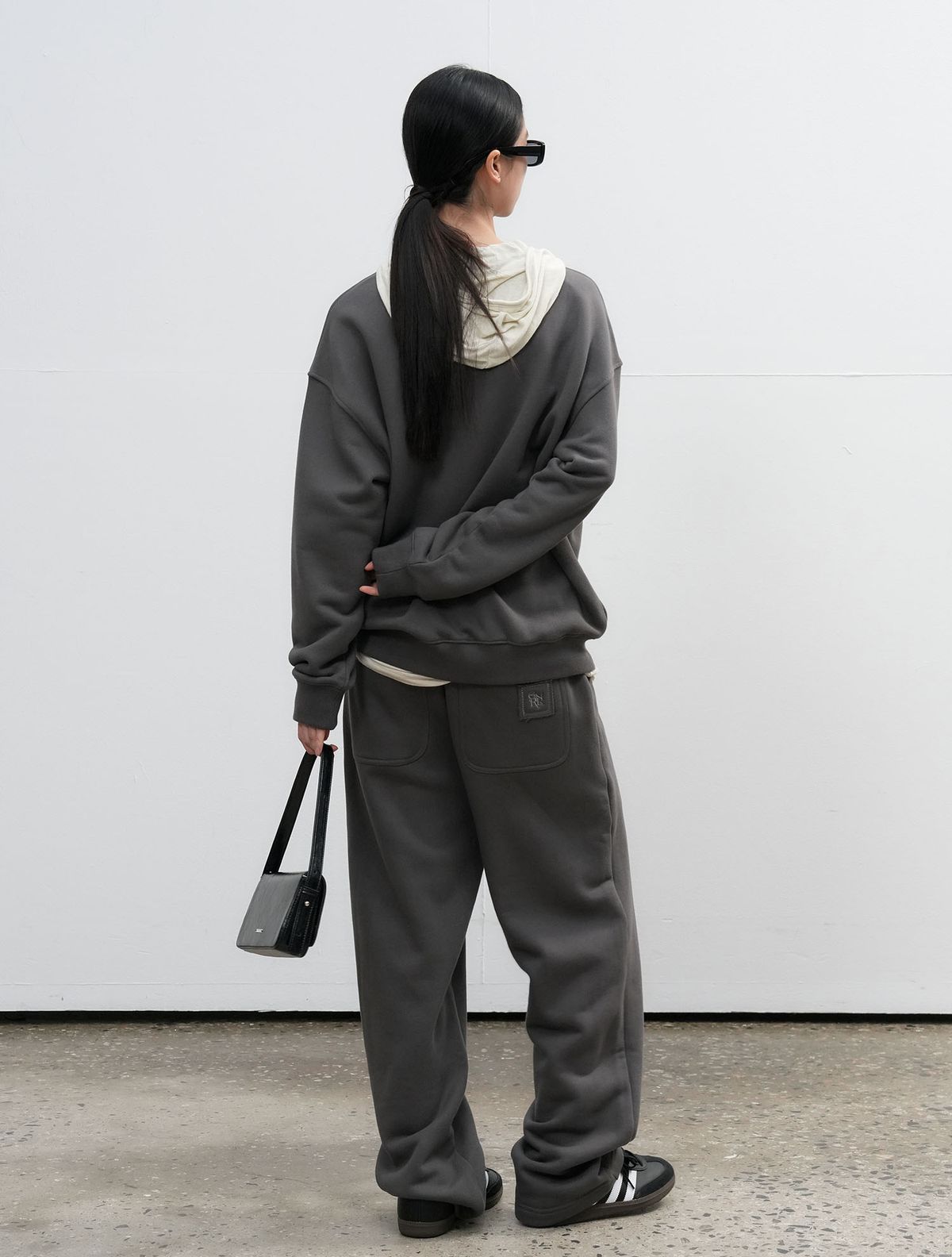 제너럴아이디어(GENERALIDEA) UNISEX 코튼 로고 루즈핏 맨투맨 세트 [CHARCOAL] / SBE3U51003SET