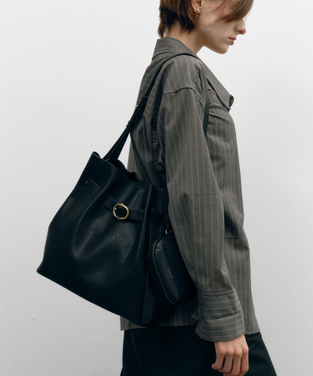 질스튜어트액세서리(JILLSTUART ACC) [BRETT] 브렛 블랙 가죽 버클 디테일 숄더백 L (14인치노트북수납가능)