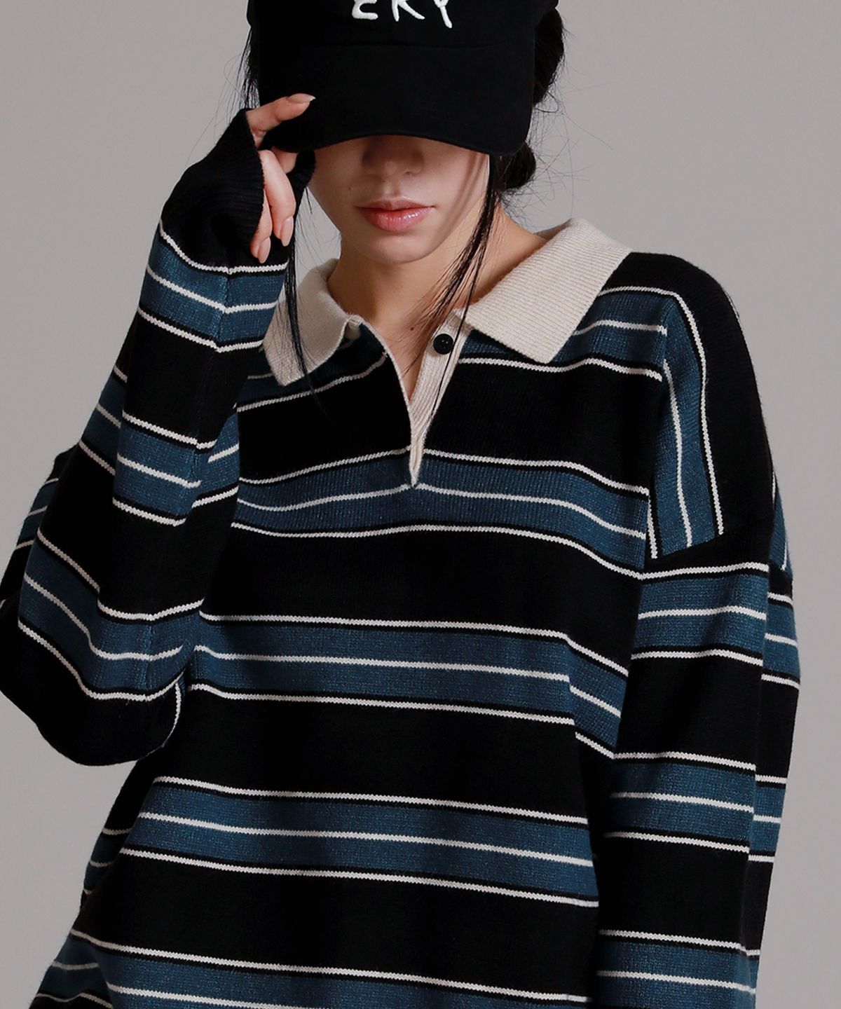라이크더모스트(LIKE THE MOST) 오버핏 멀티 스트라이프 럭비 카라 니트_블랙