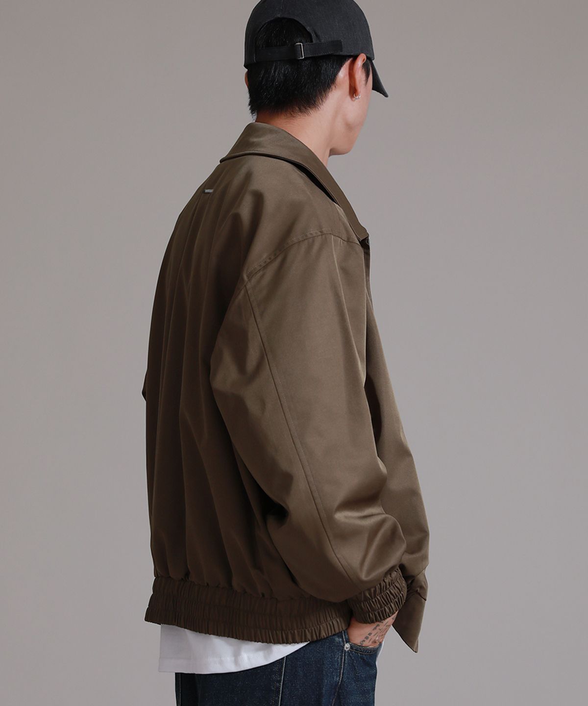 라이크더모스트(LIKE THE MOST) 미니멀 오버 스탠다드 카라 블루종 자켓_카키브라운