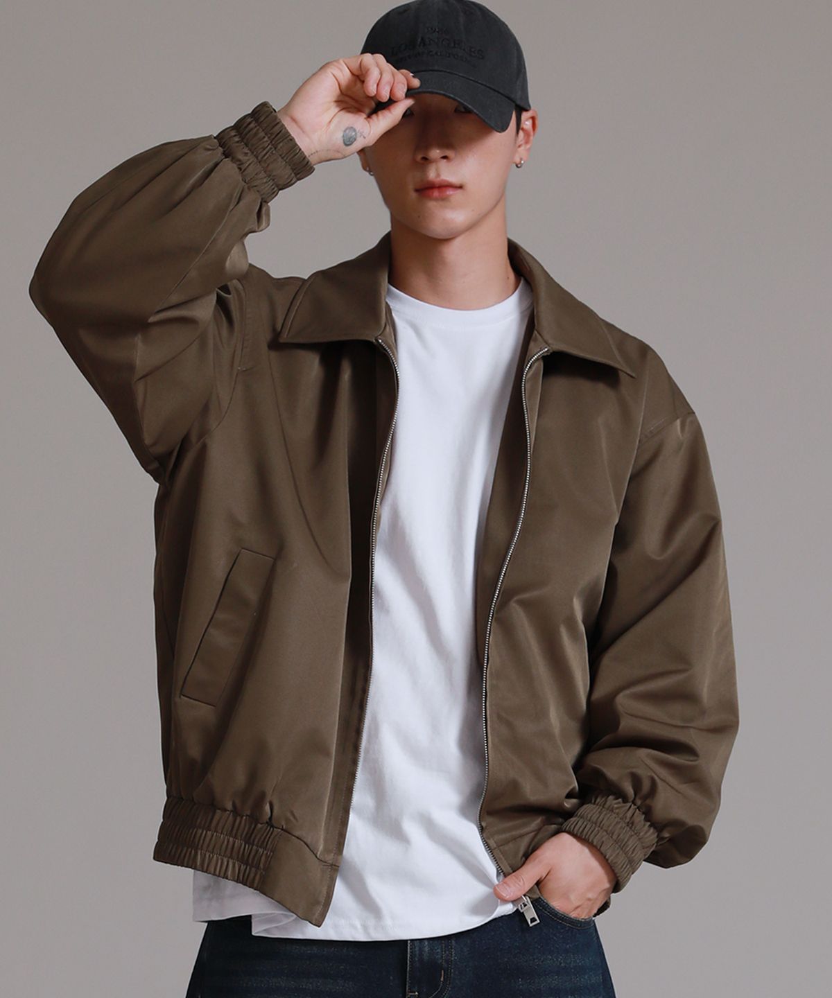 라이크더모스트(LIKE THE MOST) 미니멀 오버 스탠다드 카라 블루종 자켓_카키브라운
