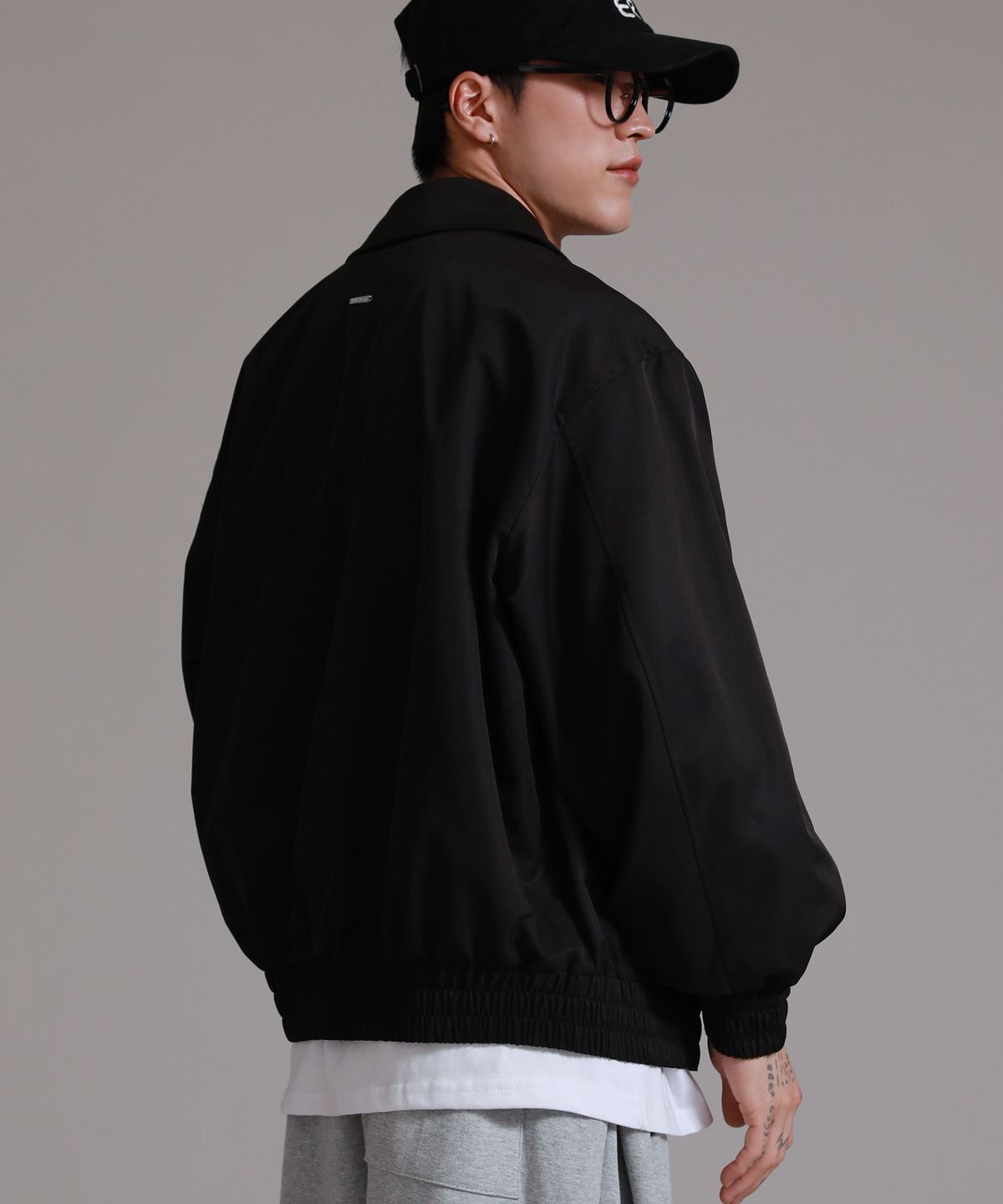 라이크더모스트(LIKE THE MOST) 미니멀 오버 스탠다드 카라 블루종 자켓_블랙