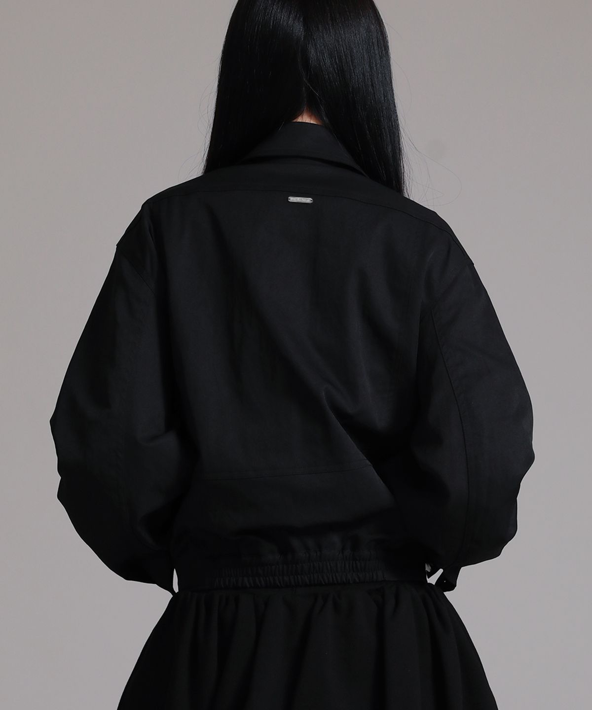 라이크더모스트(LIKE THE MOST) 세미 크롭 미니멀 카라 오버핏 집업 블루종 자켓_블랙