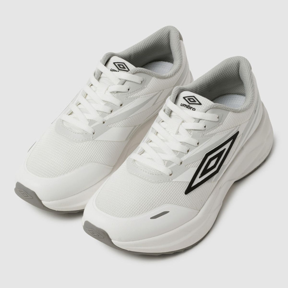 엄브로(UMBRO) EASYROAD RUN (이지로드 런) 화이트(UQ323RPR80)