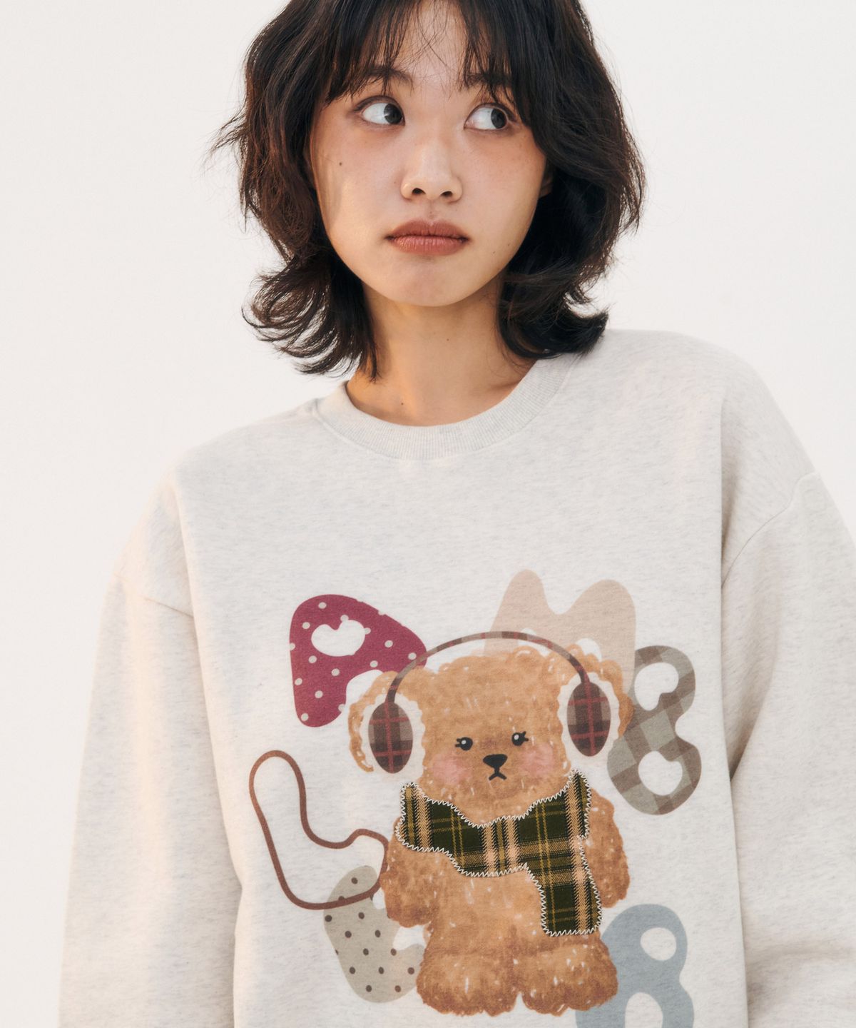 엠블러(AMBLER) Winter puppy 아플리케 자수 맨투맨 티셔츠  AMM1313 (오트밀)