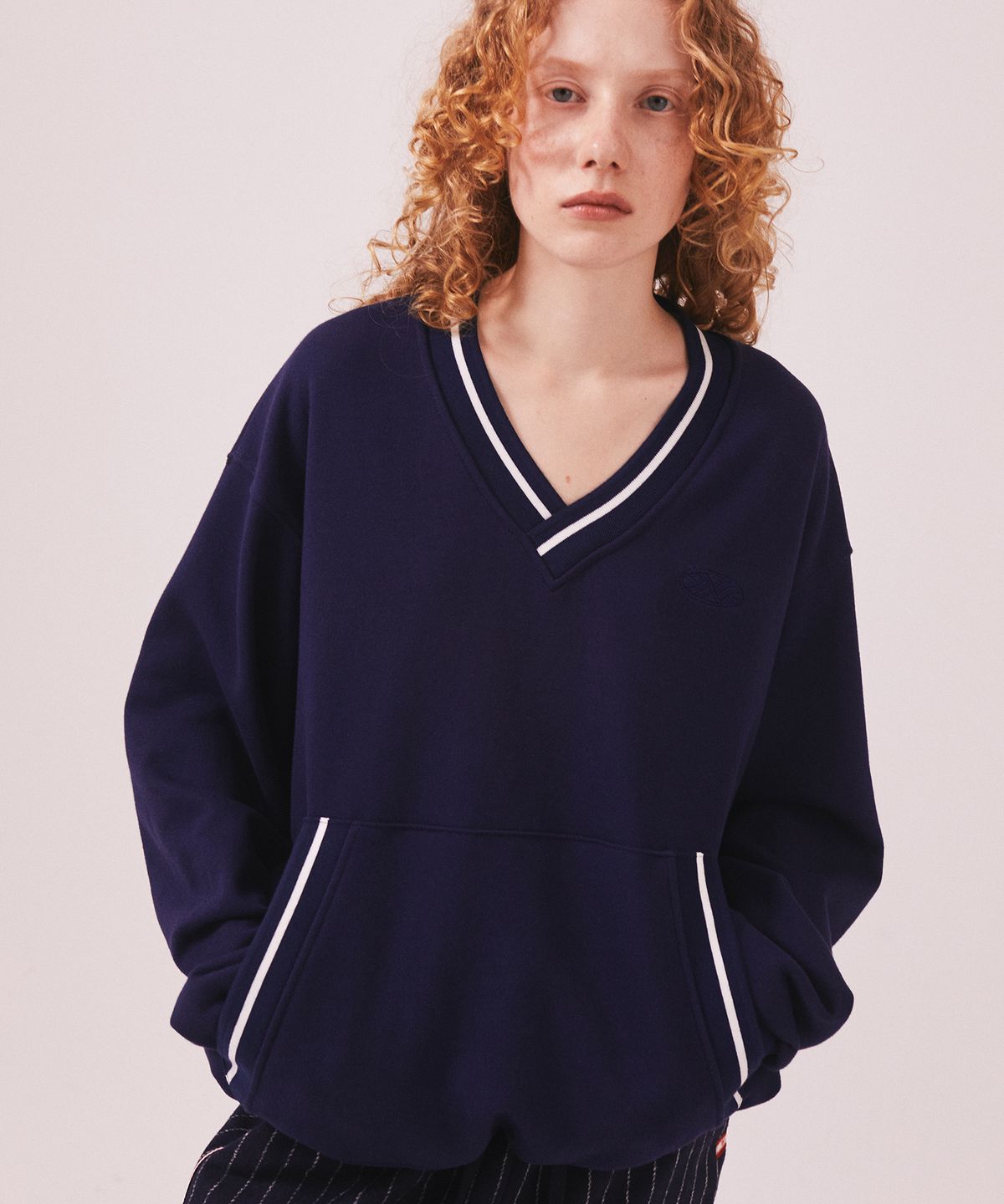 미나수(MENASOO) MNS Hard Cotton Vneck Sweatshirt_Navy