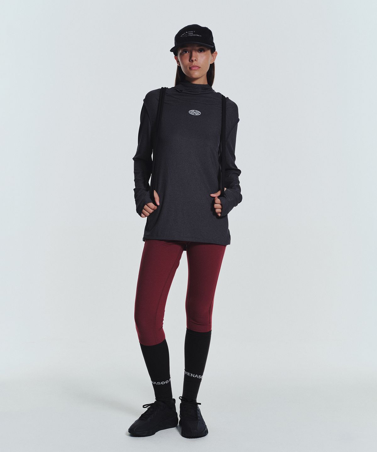 미나수(MENASOO) MNS Running Highneck Hoodie_Charcoal