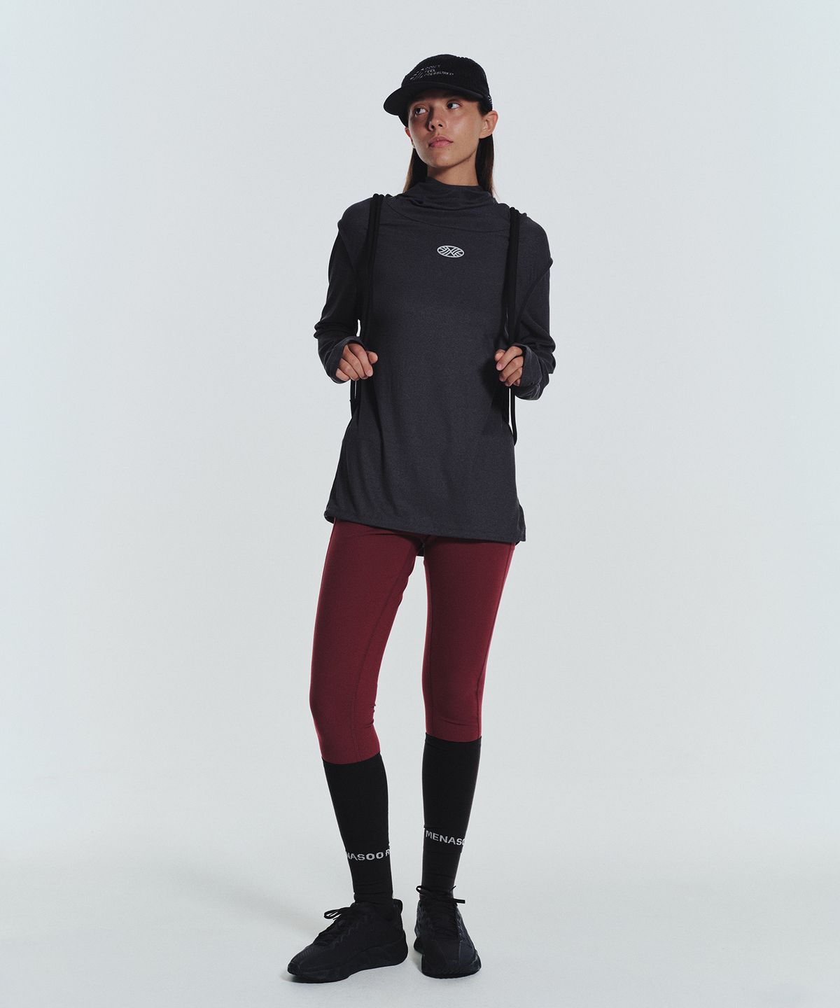 미나수(MENASOO) MNS Running Highneck Hoodie_Charcoal