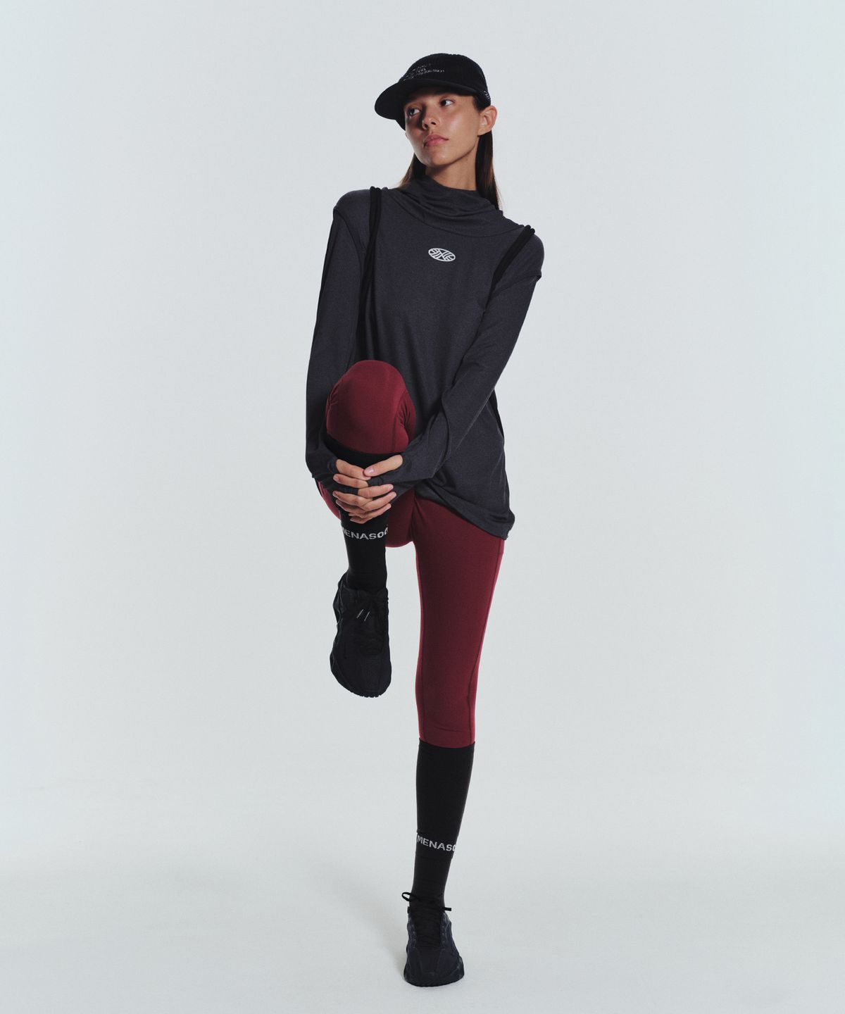 미나수(MENASOO) MNS Running Highneck Hoodie_Charcoal
