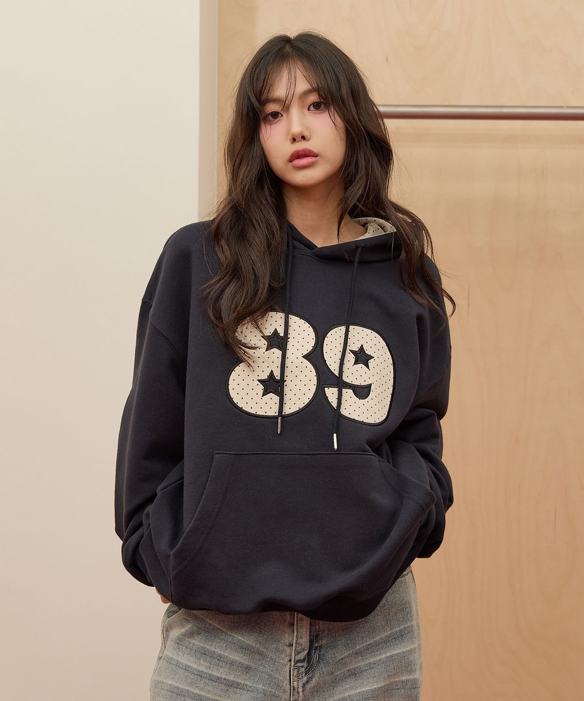 와이케이(WAIKEI) 89 도트 아플리케 후드티셔츠 네이비