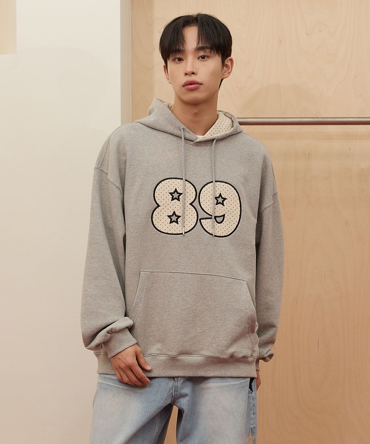 와이케이(WAIKEI) 89 도트 아플리케 후드티셔츠 그레이