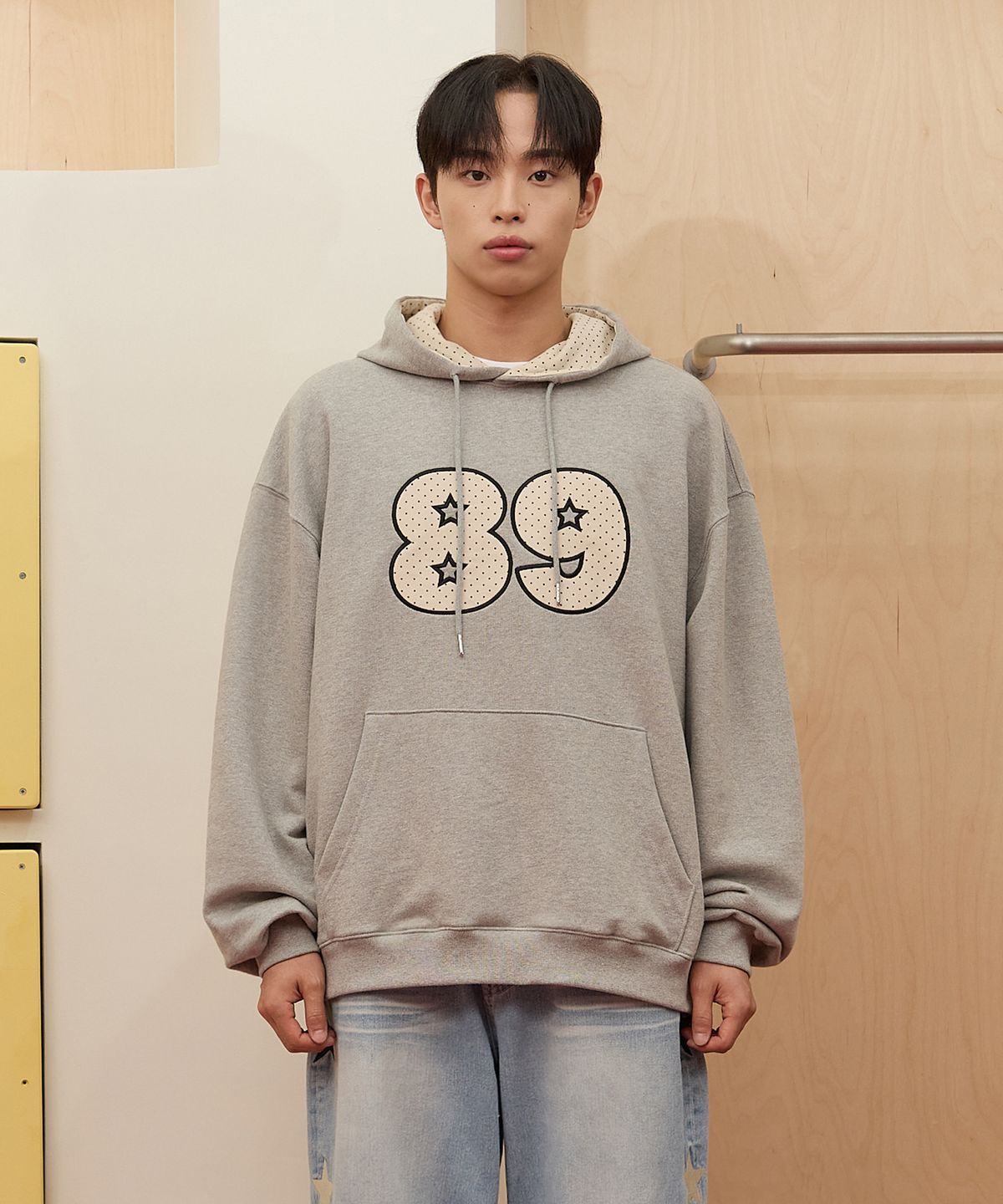 와이케이(WAIKEI) 89 도트 아플리케 후드티셔츠 그레이