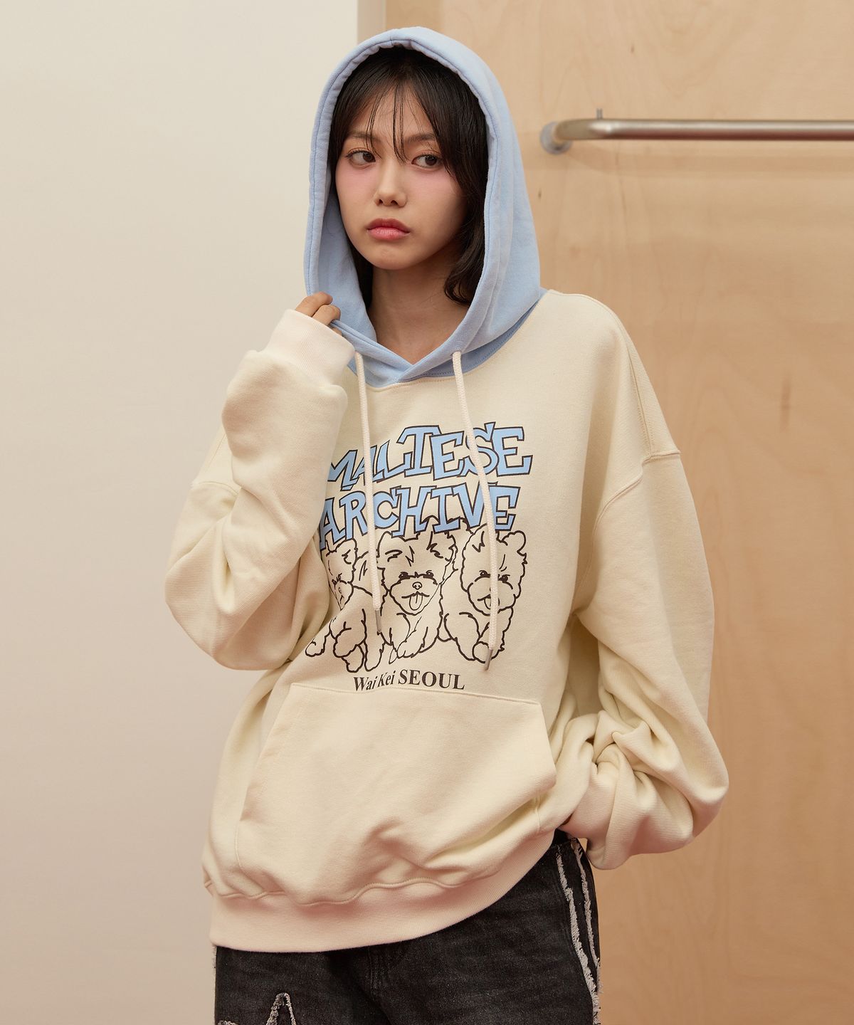 와이케이(WAIKEI) 말티즈 아카이브 라인 그래픽 투톤 후드티셔츠 아이보리