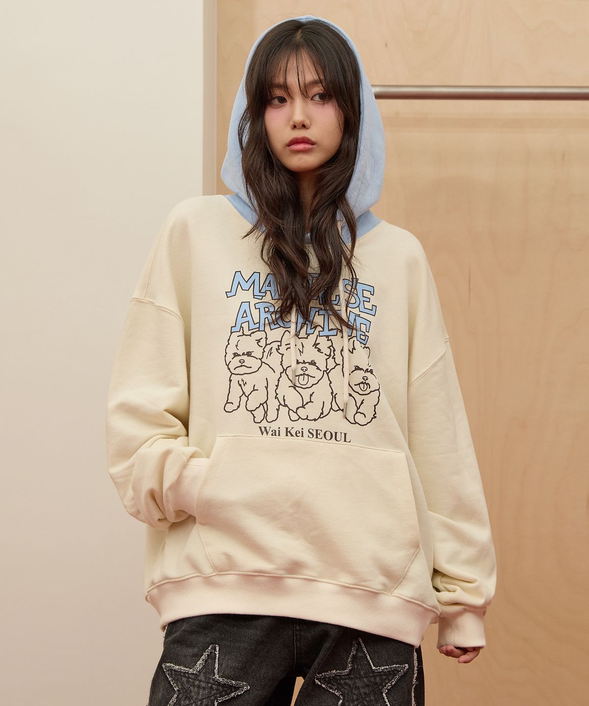 와이케이(WAIKEI) 말티즈 아카이브 라인 그래픽 투톤 후드티셔츠 아이보리