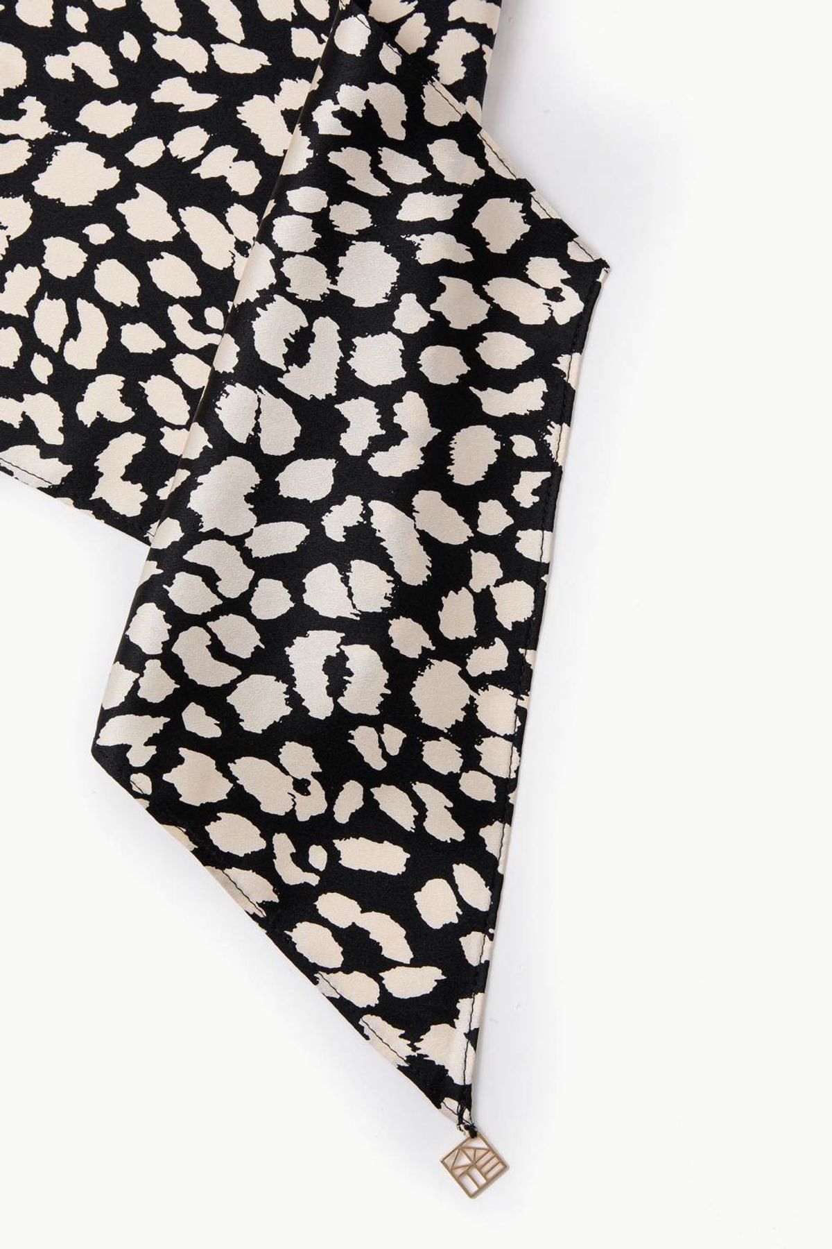 쿠메(KUMÉ) Patterned Skinny Silk Scarf, Black