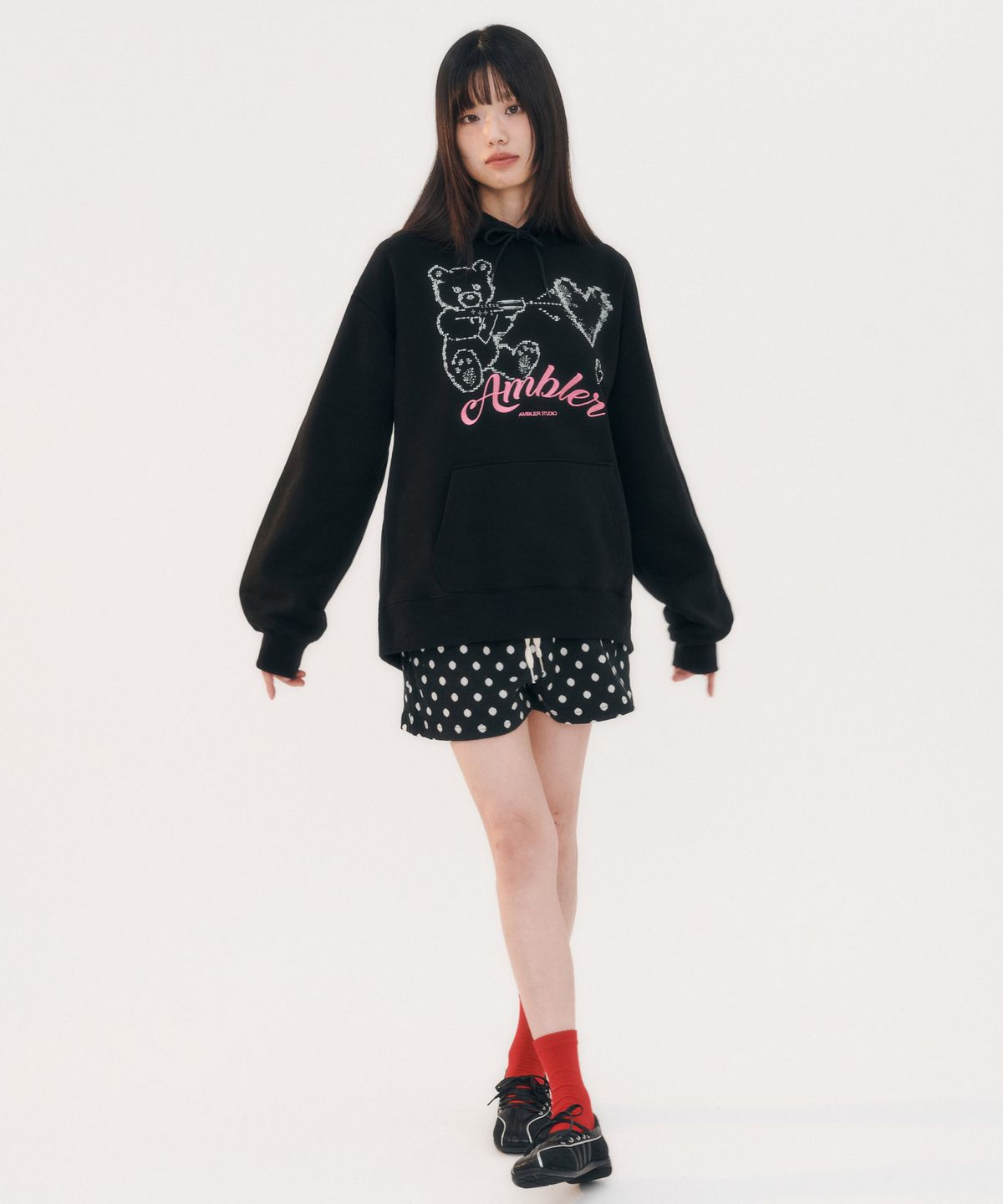 엠블러(AMBLER) Love gun 자수 후드 티셔츠 AHP1214 (블랙)