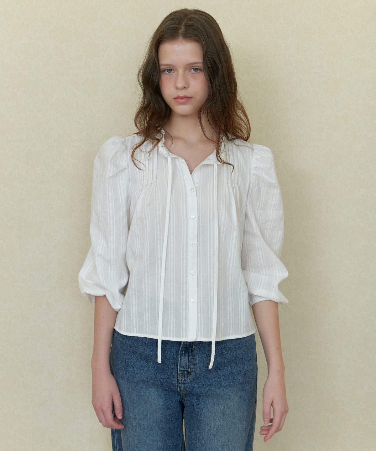 어몽(AMONG) A PINTUCK RUFFLE DETAIL BLOUSE_WHITE