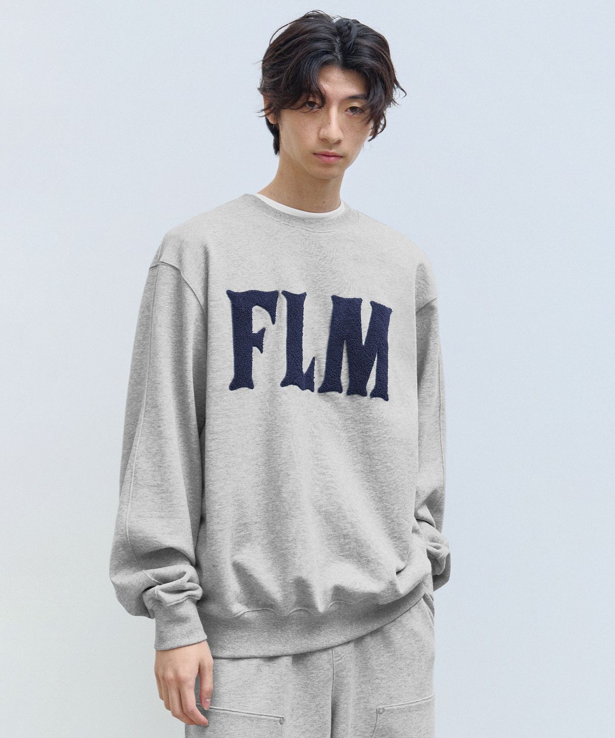 필루미네이트(FILLUMINATE) FLM 부클 로고 스웨트셔츠-멜란지그레이