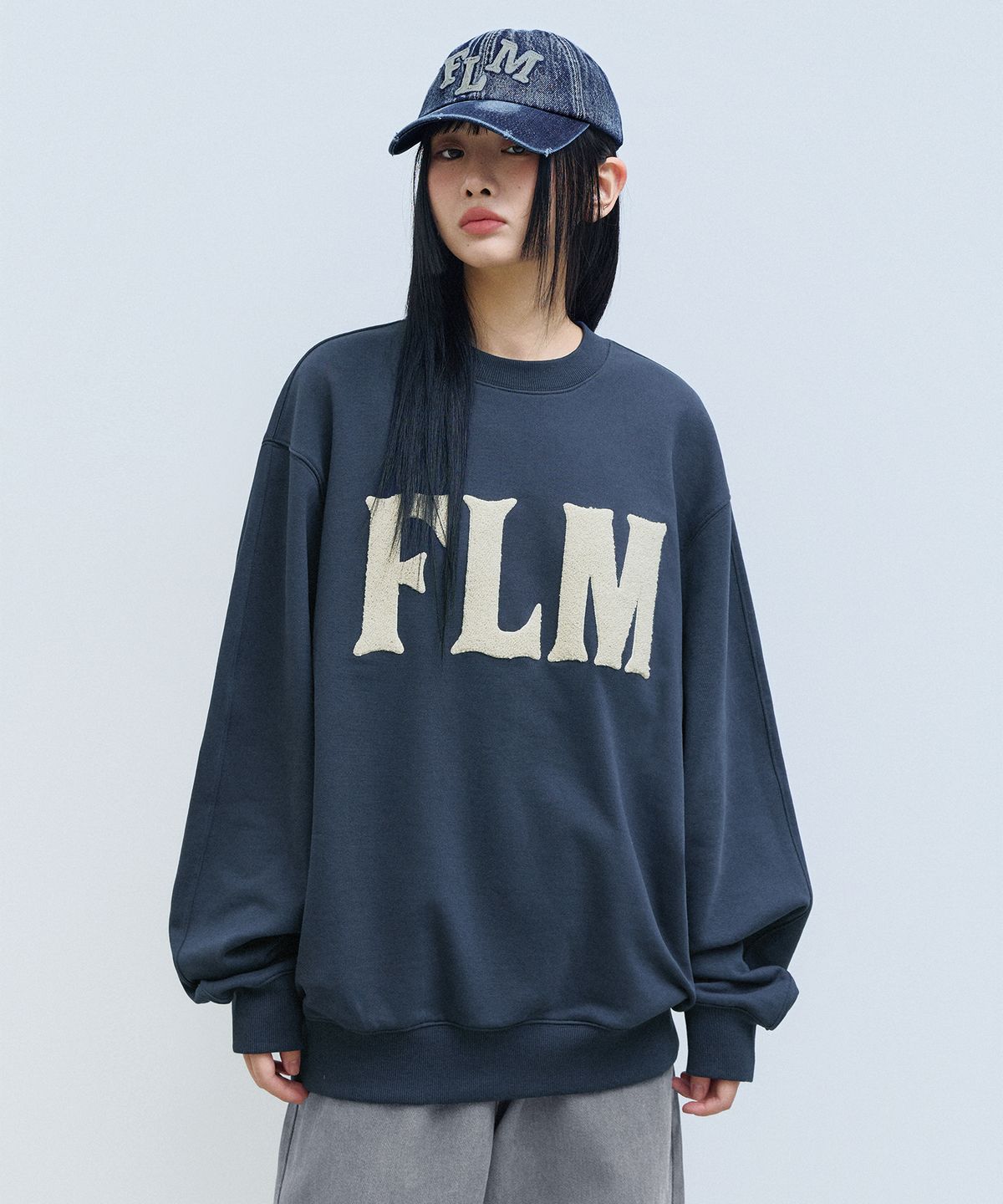 필루미네이트(FILLUMINATE) FLM 부클 로고 스웨트셔츠-네이비