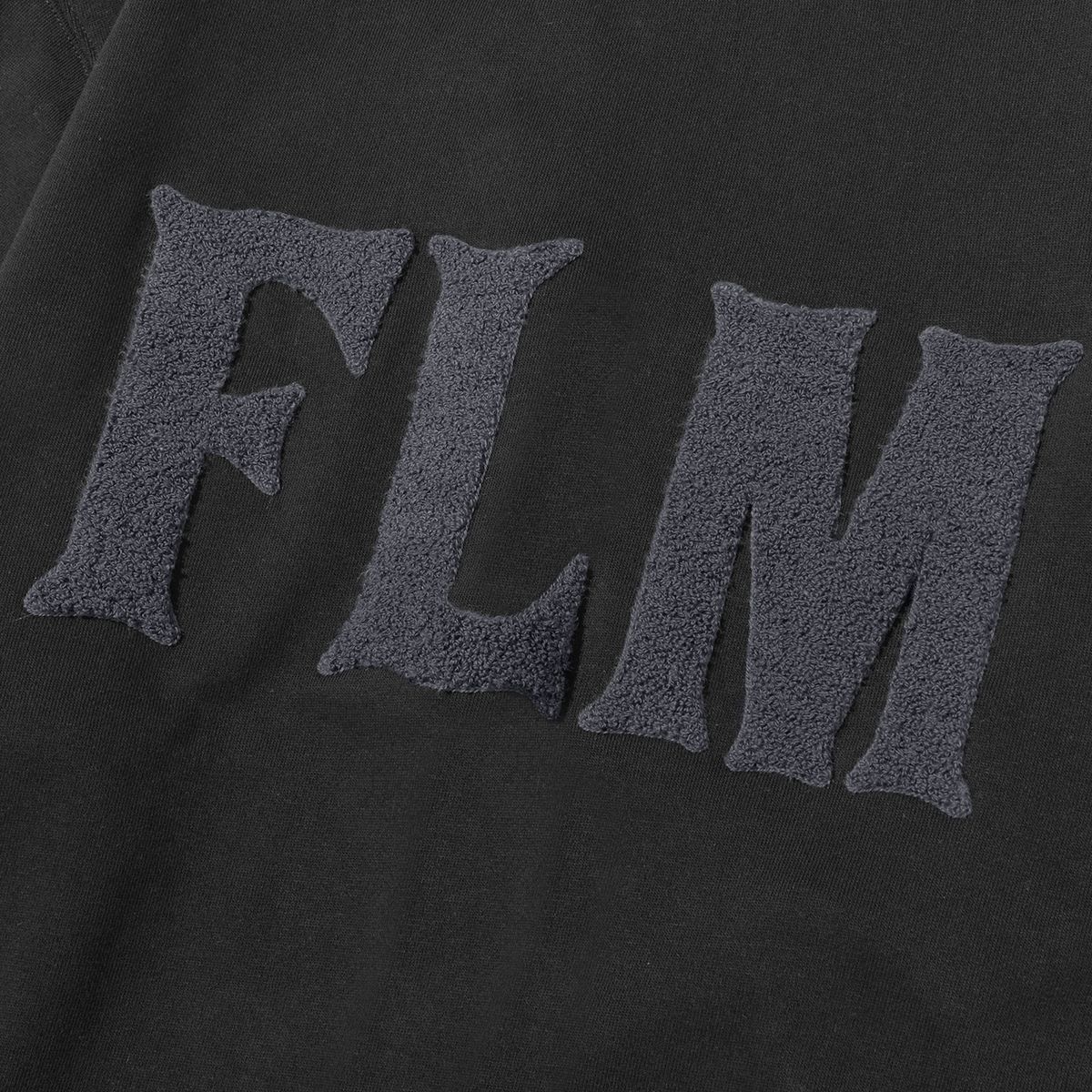 필루미네이트(FILLUMINATE) FLM 부클 로고 스웨트셔츠-블랙