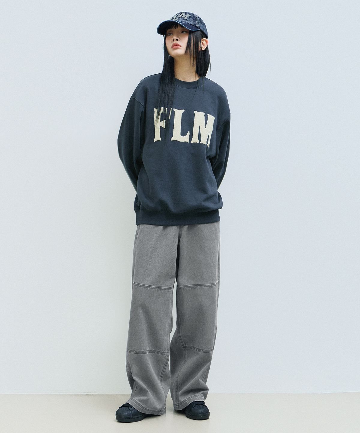 필루미네이트(FILLUMINATE) FLM 부클 로고 스웨트셔츠-블랙