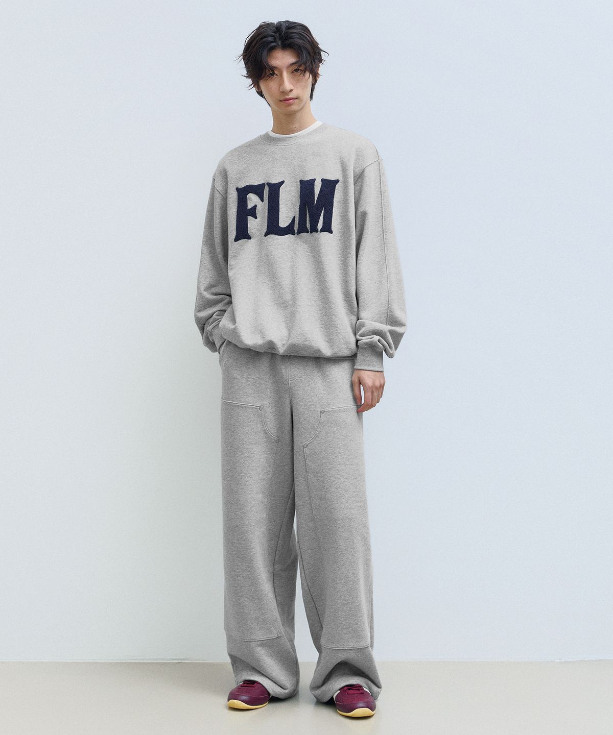 필루미네이트(FILLUMINATE) FLM 부클 로고 스웨트셔츠-블랙