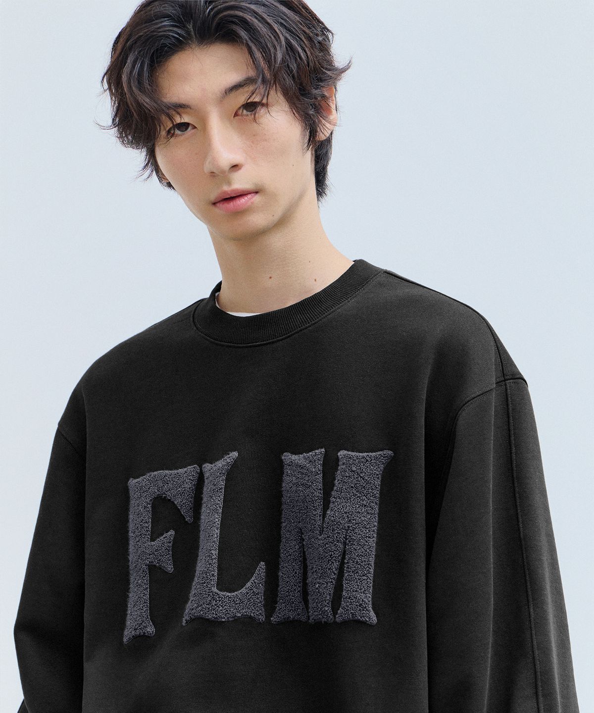필루미네이트(FILLUMINATE) FLM 부클 로고 스웨트셔츠-블랙
