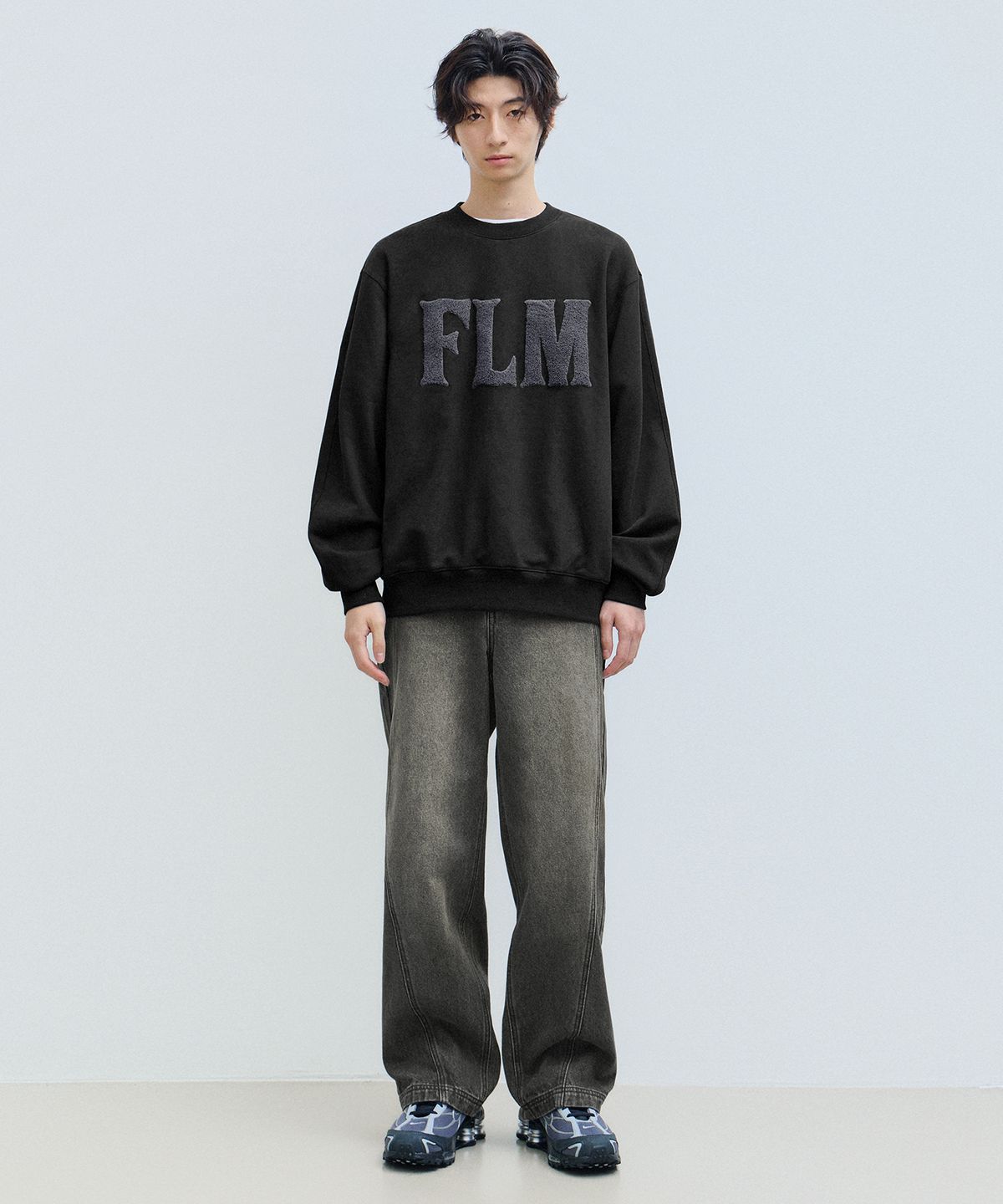 필루미네이트(FILLUMINATE) FLM 부클 로고 스웨트셔츠-블랙