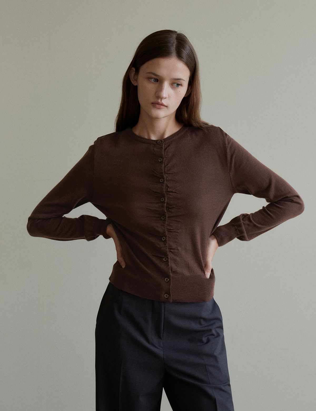 더엘로(THEELO) Shirring Round Cardigan (Brown)